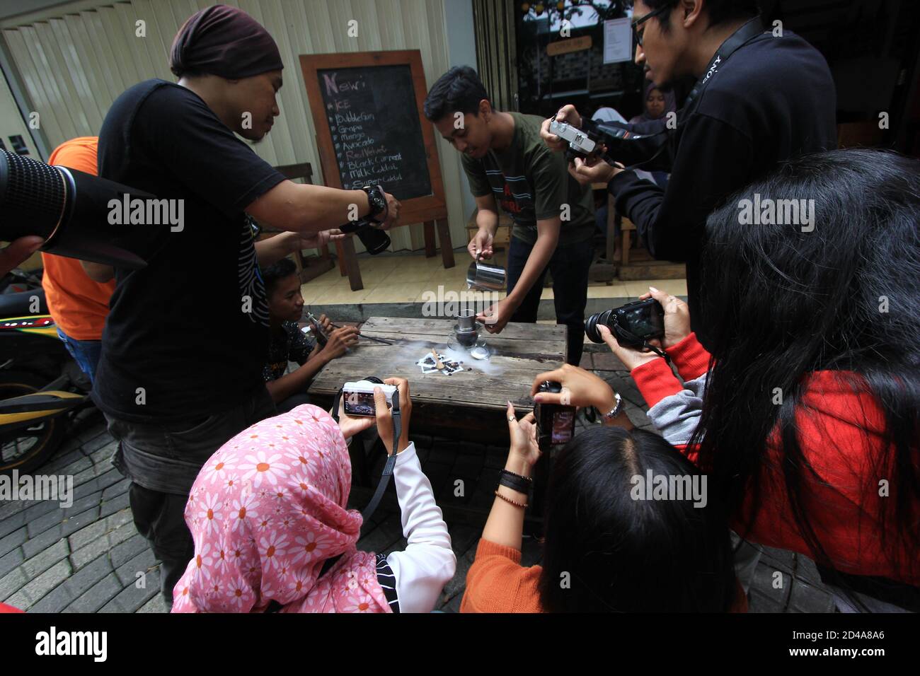 Les photographes prennent des photos de la carte des boissons et de la nourriture sur la page des cafés. Activités dans les coulisses avec un photographe de la gastronomie. pasuruan, in Banque D'Images