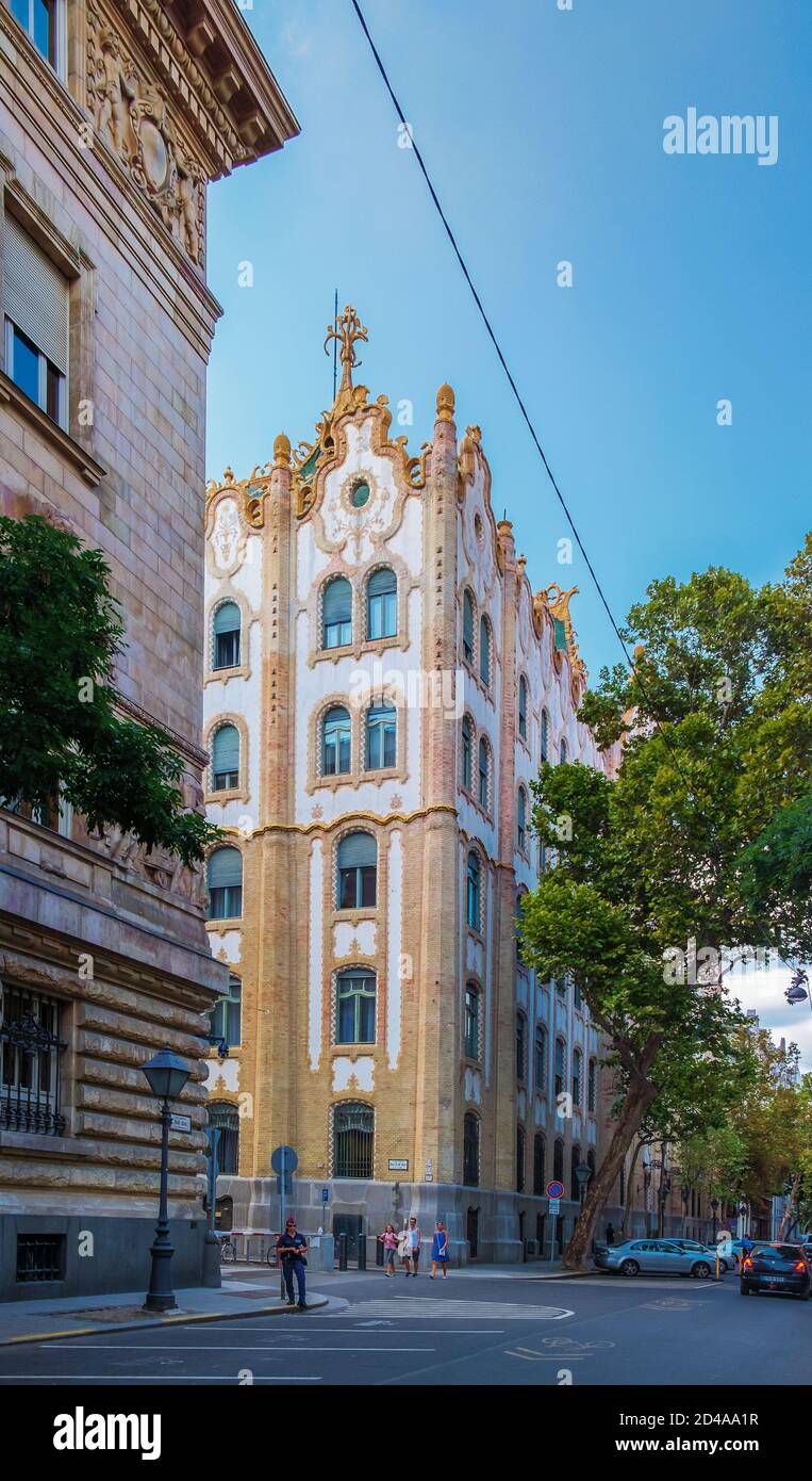 Budapest, Hongrie, août 2019, l'immeuble postal Savings Bank, à l'angle de Hold & Kiss Ernő Utca Banque D'Images