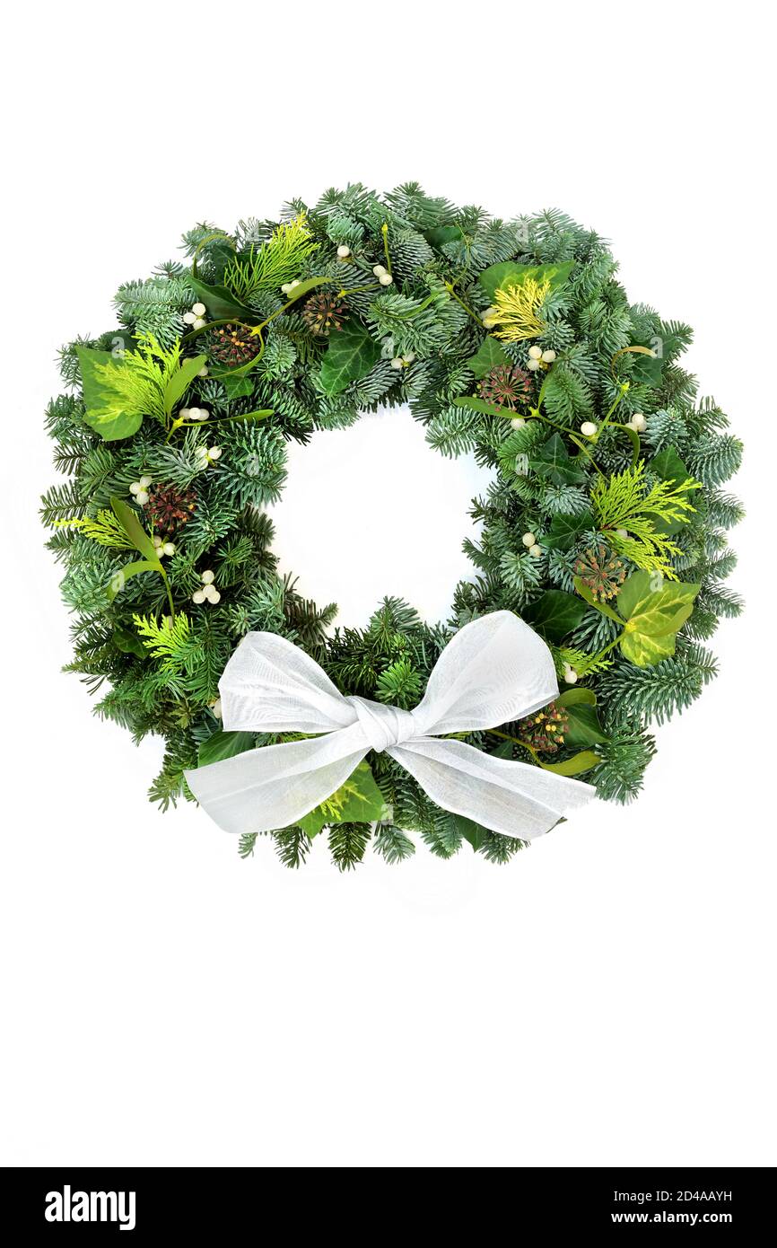 Noël naturel hiver verdure couronne pour Noël avec sapin d'épicéa, feuilles de cyprès de cèdre, lierre et GUI sur fond blanc avec noeud. Traditiona Banque D'Images Noël naturel hiver verdure couronne pour Noël avec sapin d'épicéa, feuilles de cyprès de cèdre, lierre et GUI sur fond blanc avec noeud. Traditiona Banque D'Images