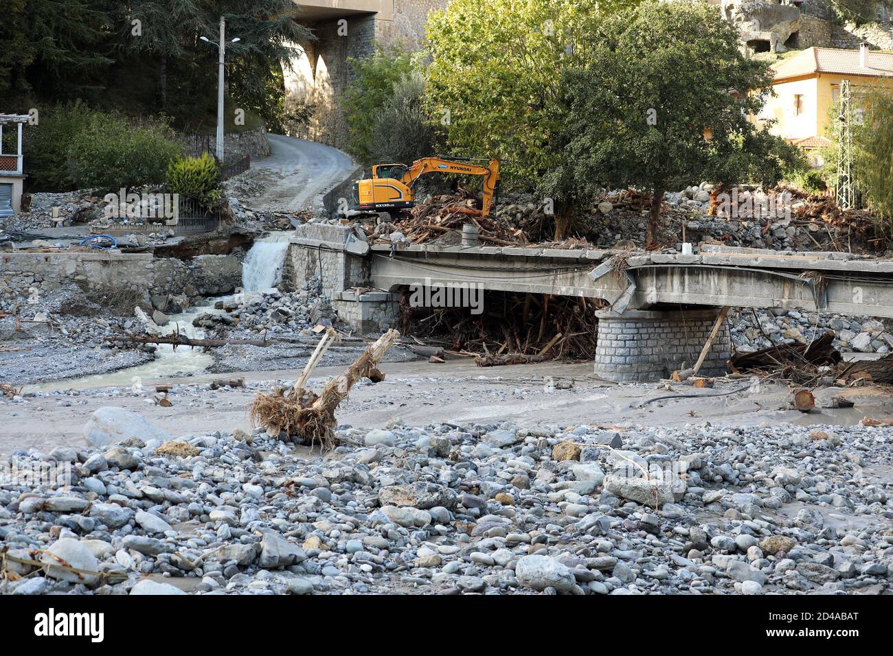 Breil-sur-Roya, France - 8 octobre 2020 : le pont a été détruit par l'inondation de la rivière Roya pendant la tempête Alex dans la ville de Breil-sur-Roya, au sud de Banque D'Images