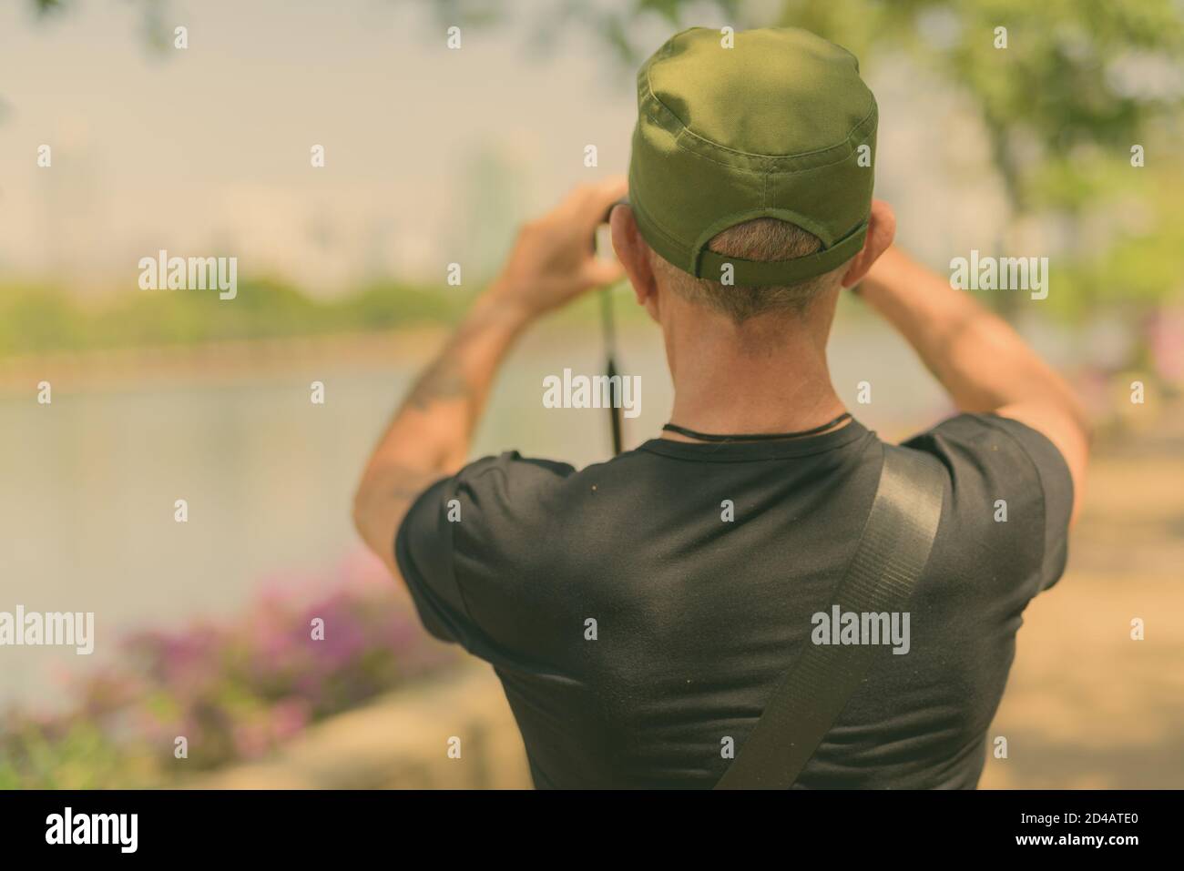 Vue arrière de l'homme principal de la prise de vue à parc paisible à Bangkok en Thaïlande Banque D'Images