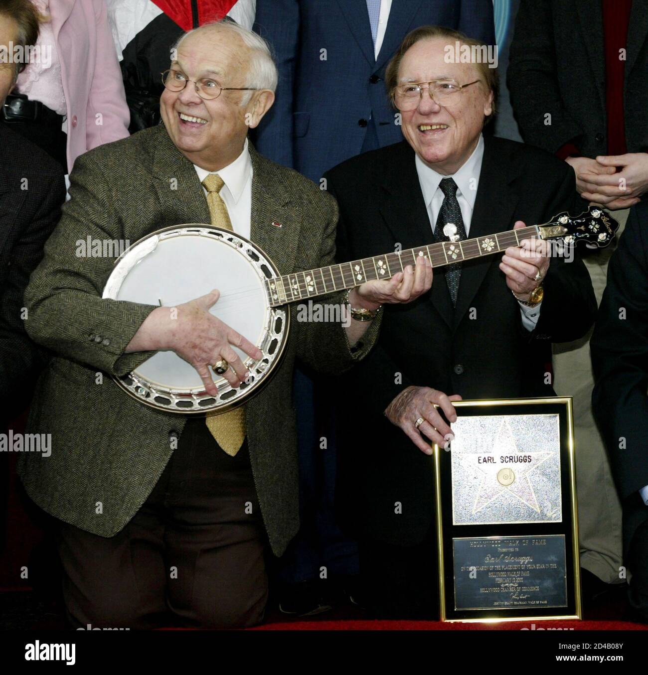 Earl Scruggs, joueur de banjo légendaire et musicien, pose comme sa star  son dévoilement sur le Hollywood Walk of Fame à Hollywood en tant que maire  honoraire de Johnny Grant (L) strums