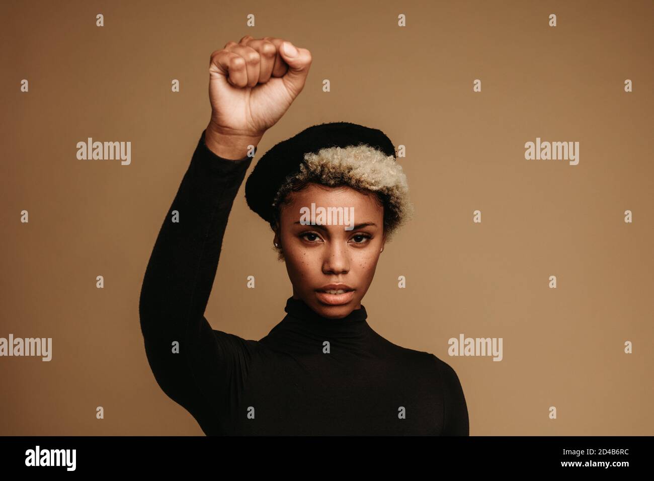 Femme Afro Americaine Protestant Contre Le Racisme Avec Une Poing Leve Portrait D Une Femme Afro Americaine En Tete Avec Une Poing Leve Photo Stock Alamy