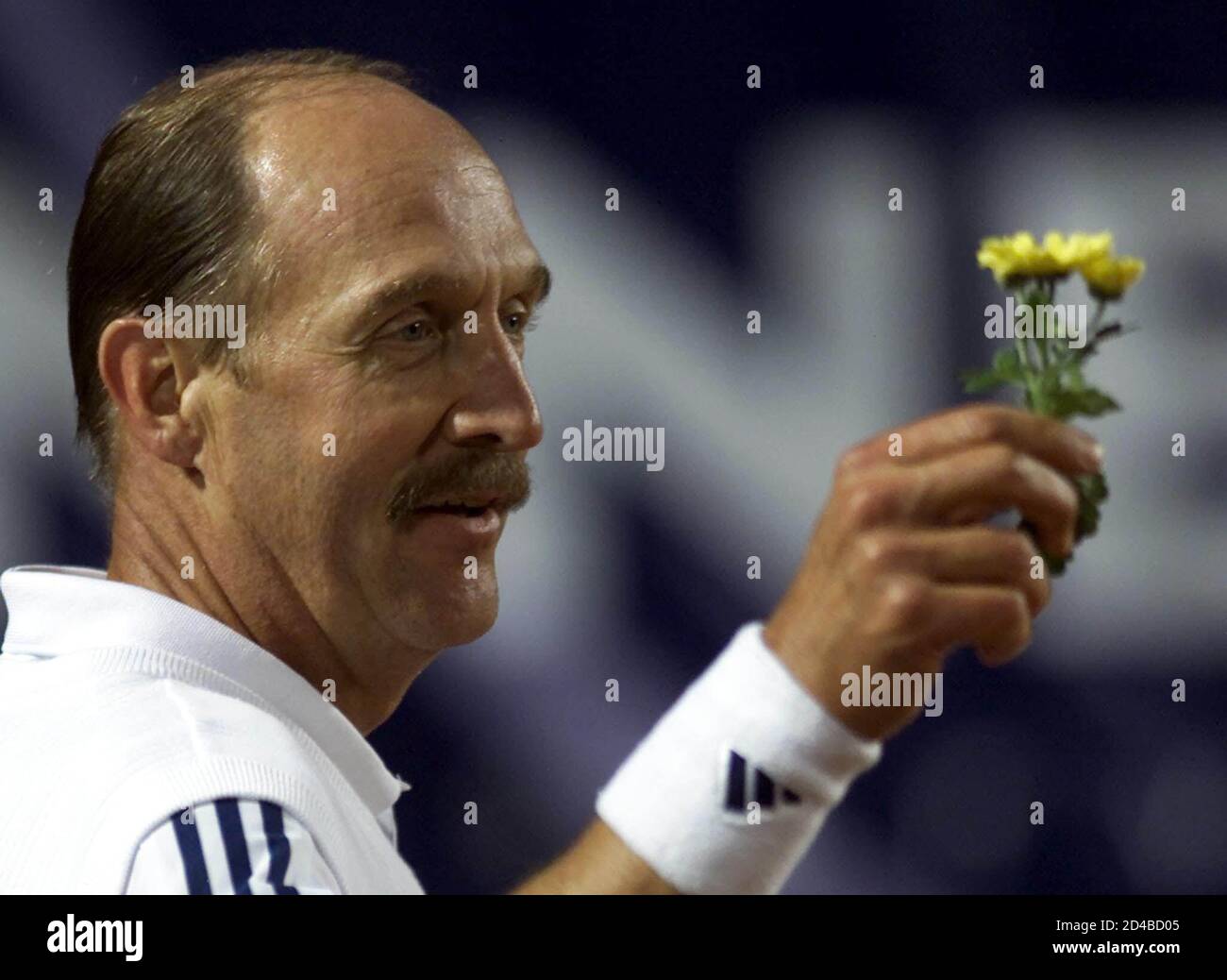 STAN SMITH DES ÉTATS-UNIS OFFRE UNE FLEUR À ILIE NASTASE DE ROUMANIE  PENDANT LE REMAKE DE LA FINALE DE COUPE DAVIS À BUCAREST Photo Stock - Alamy