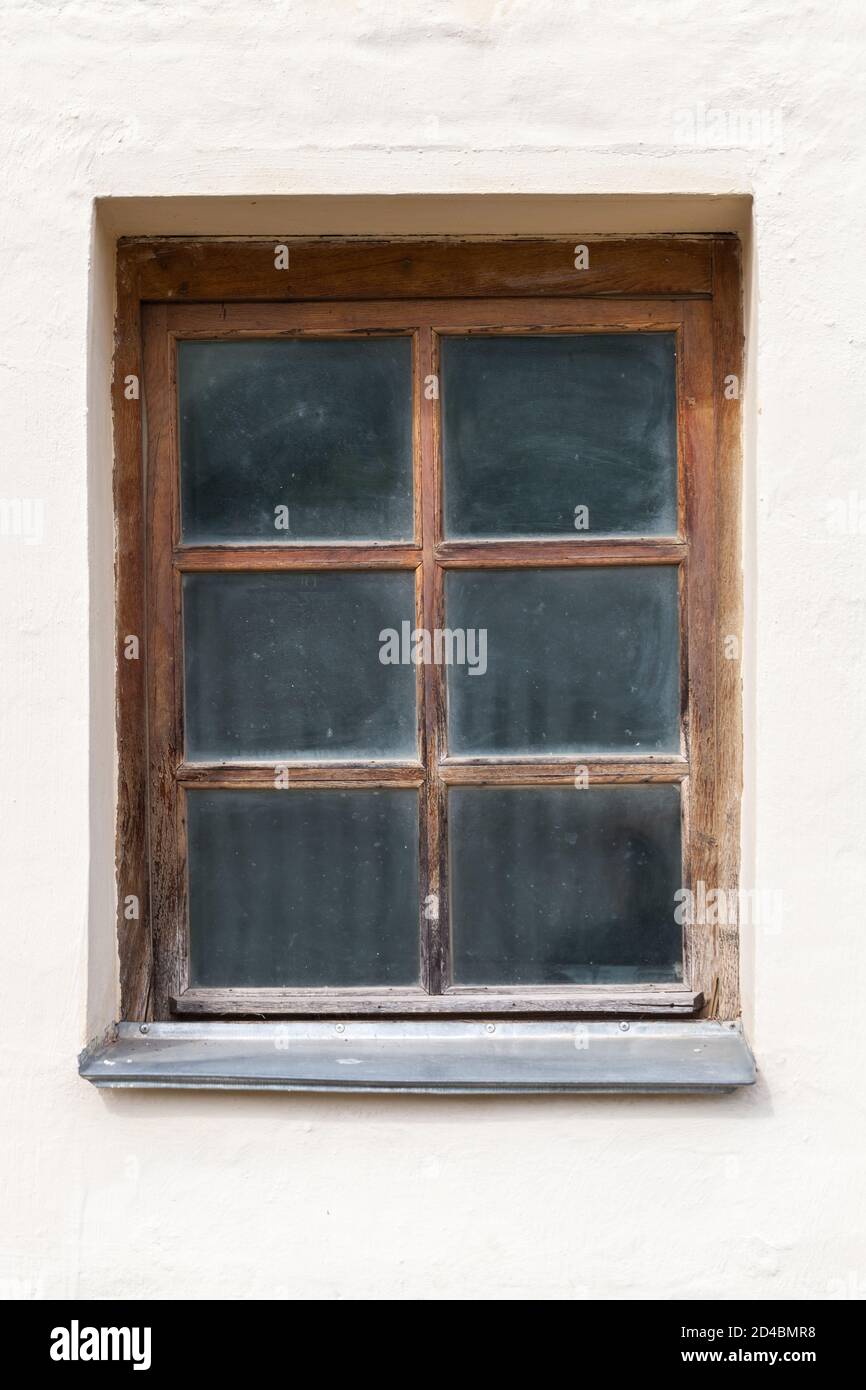 Ancienne fenêtre poussiéreuse avec cadre en bois dans un mur en pierre blanche, texture photo d'arrière-plan Banque D'Images
