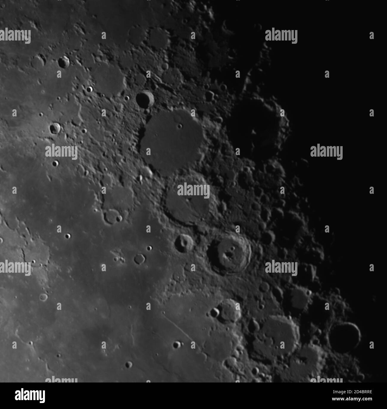 9 octobre 2020, Londres, Royaume-Uni. Gros plan de la surface de Mare Nubium (à gauche) avec les trois cratères Ptolemaeus, Alphonse et Arzachel en diagonale, en bas à droite, photographiés dans des conditions atmosphériques chatoyantes tôt le matin. Rupes Recta, la ligne de défaut de paroi droite est visible au centre inférieur. Banque D'Images