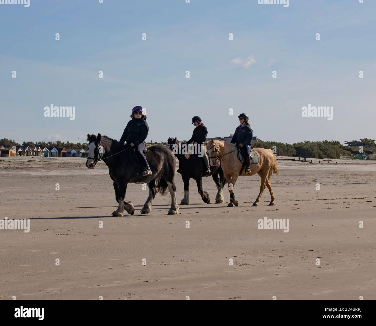 Les cavaliers exercent leurs chevaux sur la plage de West Wittering Sur la côte ouest du Sussex Royaume-Uni Banque D'Images