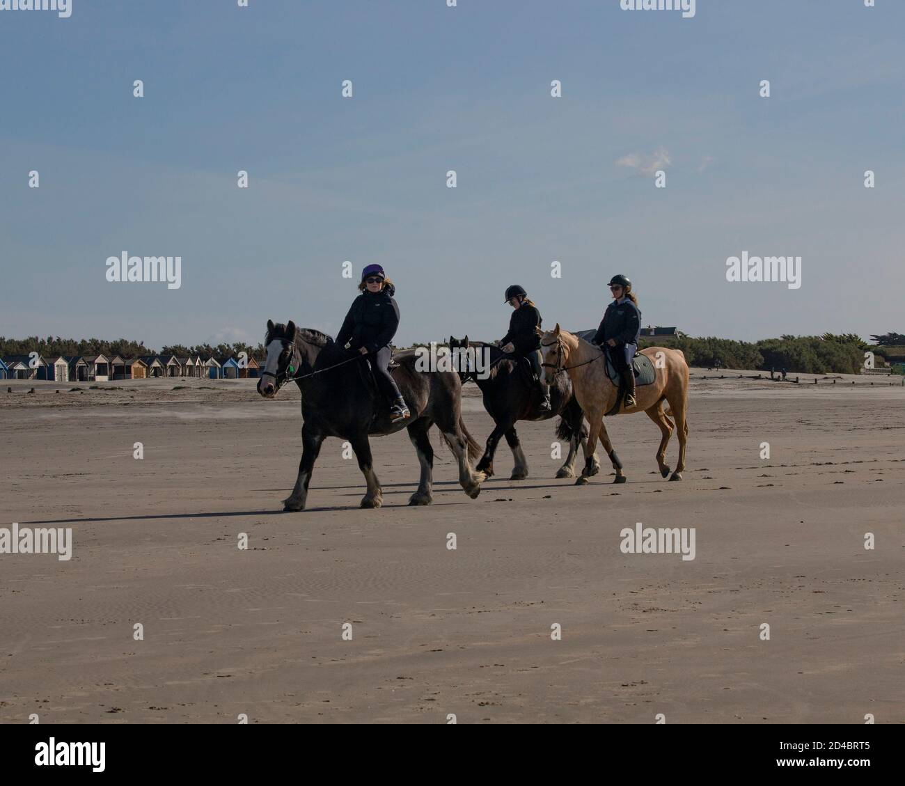Les cavaliers exercent leurs chevaux sur la plage de West Wittering Sur la côte ouest du Sussex Royaume-Uni Banque D'Images