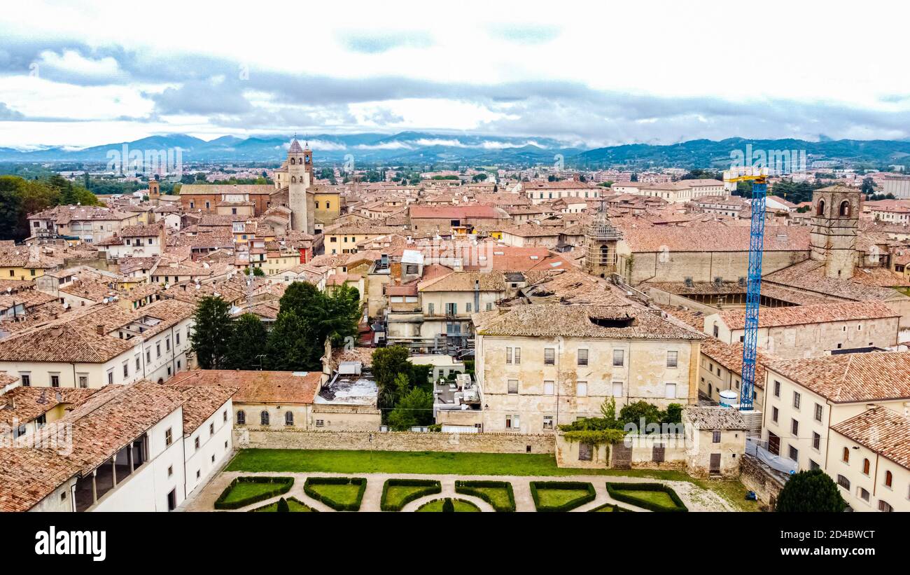 Città DI CASTELLO, ITALIE - 26 septembre 2020 : Ombrie 2020 : vue aérienne de Citta di Castello. Nous sommes en automne et les collines environnantes peuvent être vues. Septem Banque D'Images