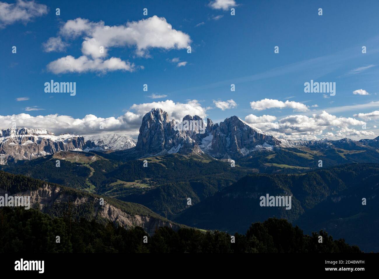 Lumière du soleil en fin d'après-midi sur les sommets du Groupe Langkofel dans les Dolomites, près de la ville d'Ortisei (St. Ulrich/ Urtijëi) dans le Tyrol du Sud, Italie Banque D'Images