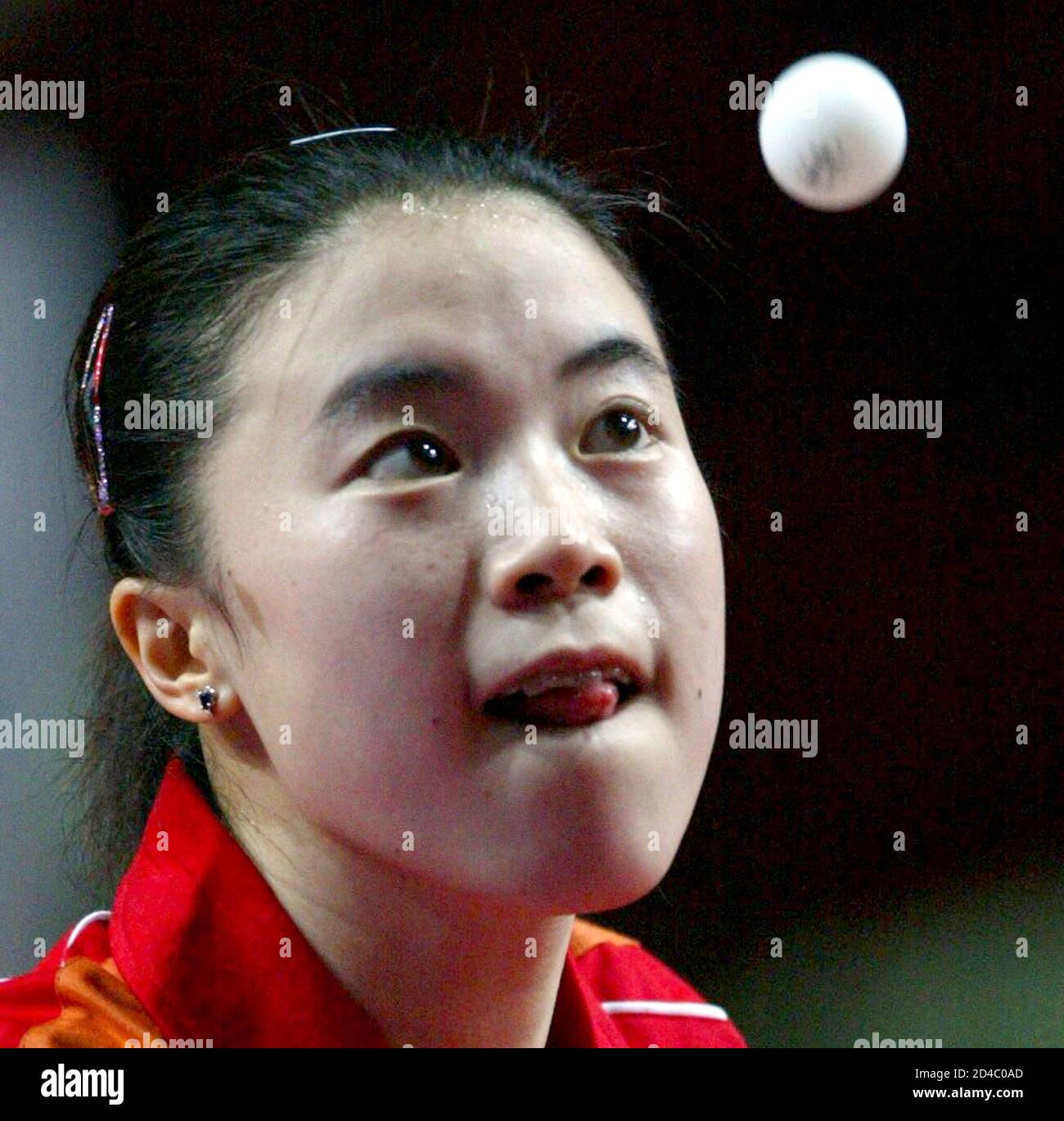 Nan Wang de Chine garde son œil sur le ballon tout en jouant Adriana