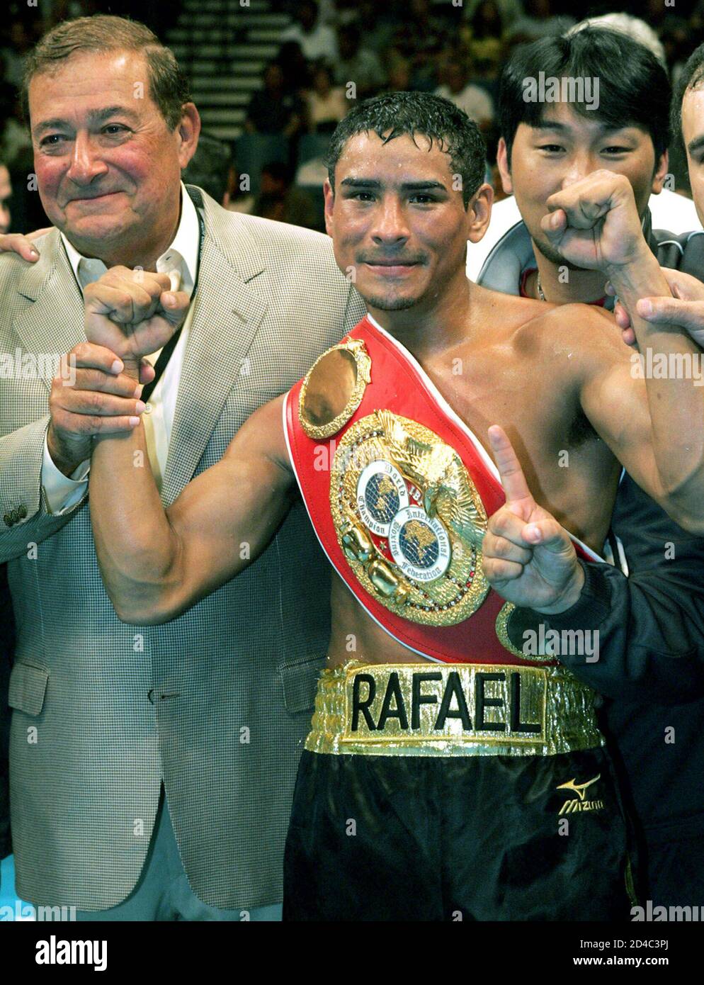 Rafael Marquez, champion de bantamweight de la FIBF, de Mexico, pose avec le promoteur de boxe Bob Arum (L) après avoir battu [Heriberto Ruiz de Los Mochis], Mexique à la MGM Grand Garden Arena à Las Vegas, Nevada, le 31 juillet 2004. Marquez a conservé son titre au troisième tour. Banque D'Images