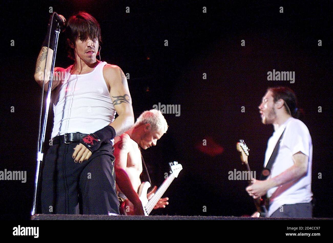 Chansons De Red Hot Chili Peppers By The Way PHOTO PRISE 04OCT02 - le chanteur de Red Hot Chili Peppers Anthony Kiedis  (Front) joue avec le guitariste John Frusciante (R), Michael 'Flea' Balzary  et le batteur Chad Smith (non représenté),