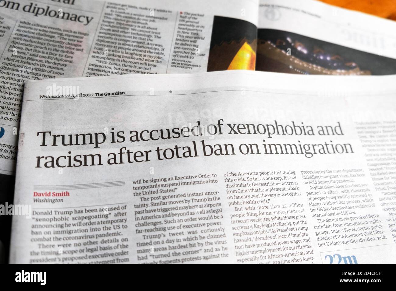 "Trump est accusé de xénophobie et de racisme après l'interdiction totale Sur l'article principal du journal de l'immigration publié dans Guardian le 22 avril 2020 Londres Angleterre Royaume-Uni Banque D'Images