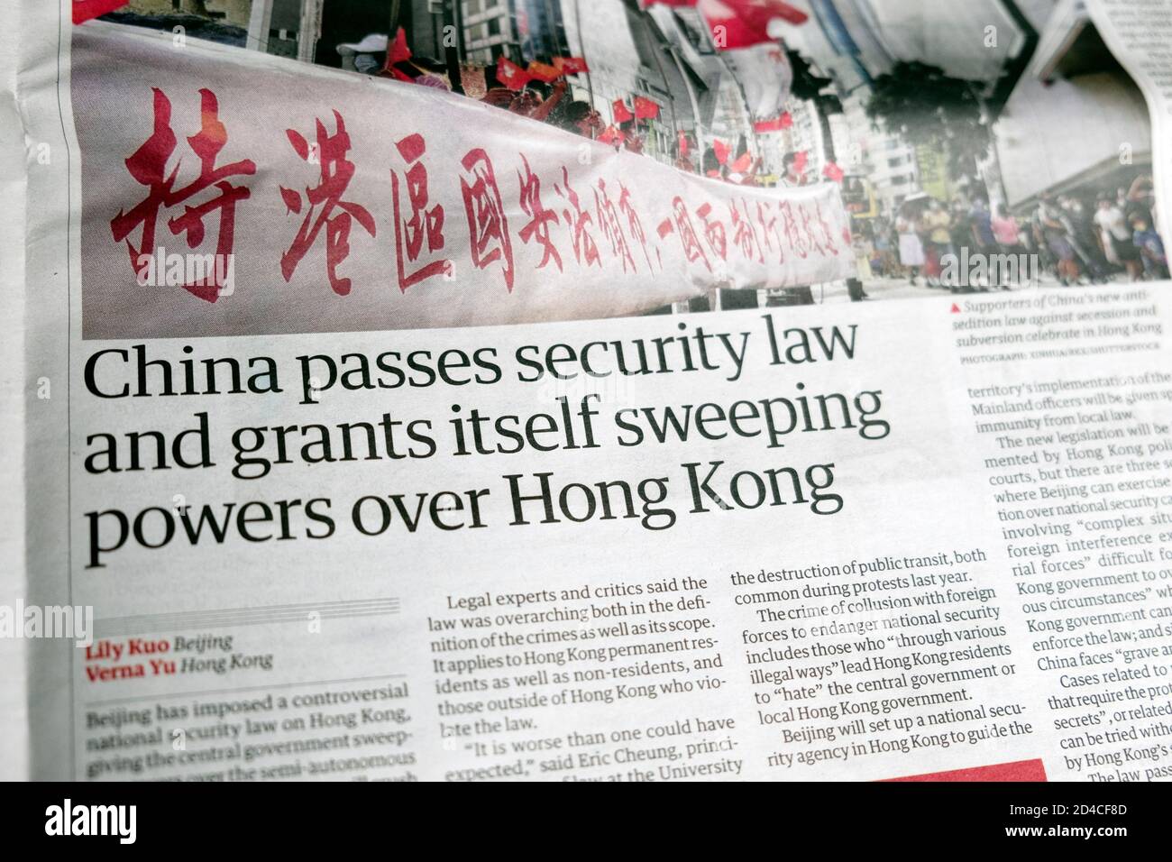 « la Chine passe la loi sur la sécurité et s'accorde elle-même des pouvoirs considérables Titre du journal de Hog Kong à l'intérieur de la page papier Guardian juin 2020 Londres Angleterre Royaume-Uni Banque D'Images