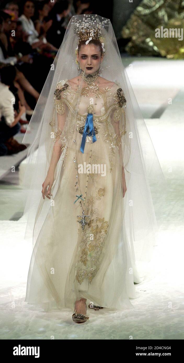 A model presents this wedding dress as part of the Christian Lacroix  Fall-Winter 2006 women's haute couture collection in Paris July 7, 2005  Photo Stock - Alamy