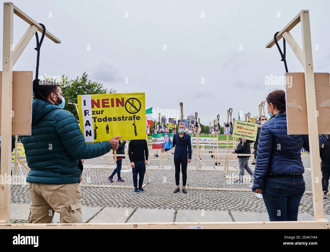 08 octobre 2020, Berlin: Des manifestants sont accrochés symboliquement sur un girlette devant le Reichstag. « non à la peine de mort » est écrit sur de nombreuses affiches. La communauté iranienne en exil manifestera devant le Reichstag peu avant la Journée mondiale contre la peine de mort le 10.10.2020. Entre autres choses, ils ont érigé 40 gupermettre avec des images de personnes. Ce sont des photos de personnes actuellement condamnées à mort en Iran et en attente d'exécution. Avec le rassemblement de protestation, le Conseil national de résistance de l'Iran (NWRI) appelle à mettre fin aux massacres des manifestants et des Banque D'Images