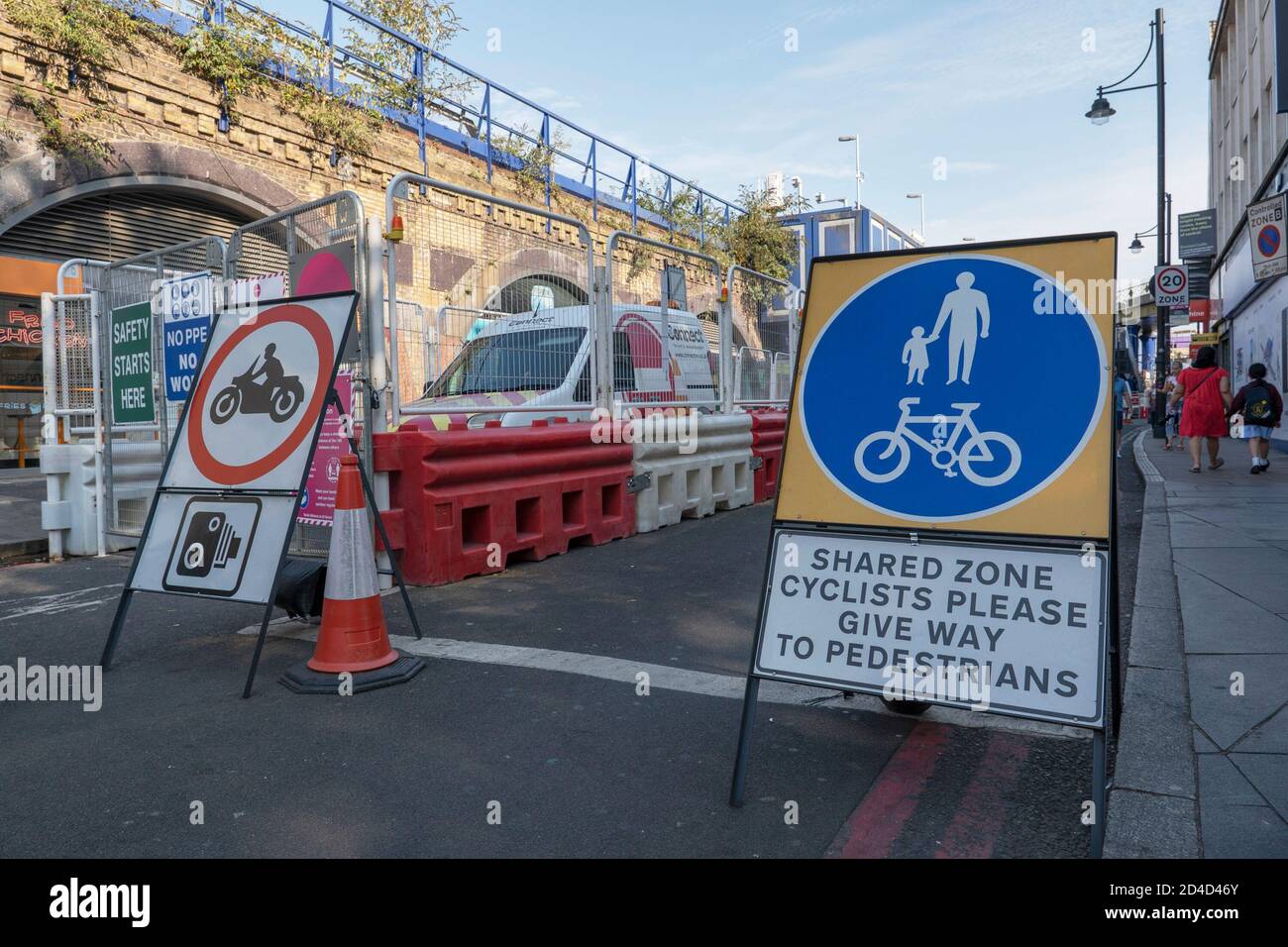 Des gens qui font du vélo sur la fermeture de l'Atlantic Road le 16 septembre 2020 à Brixton, au Royaume-Uni. Photo de Sam Mellish Banque D'Images