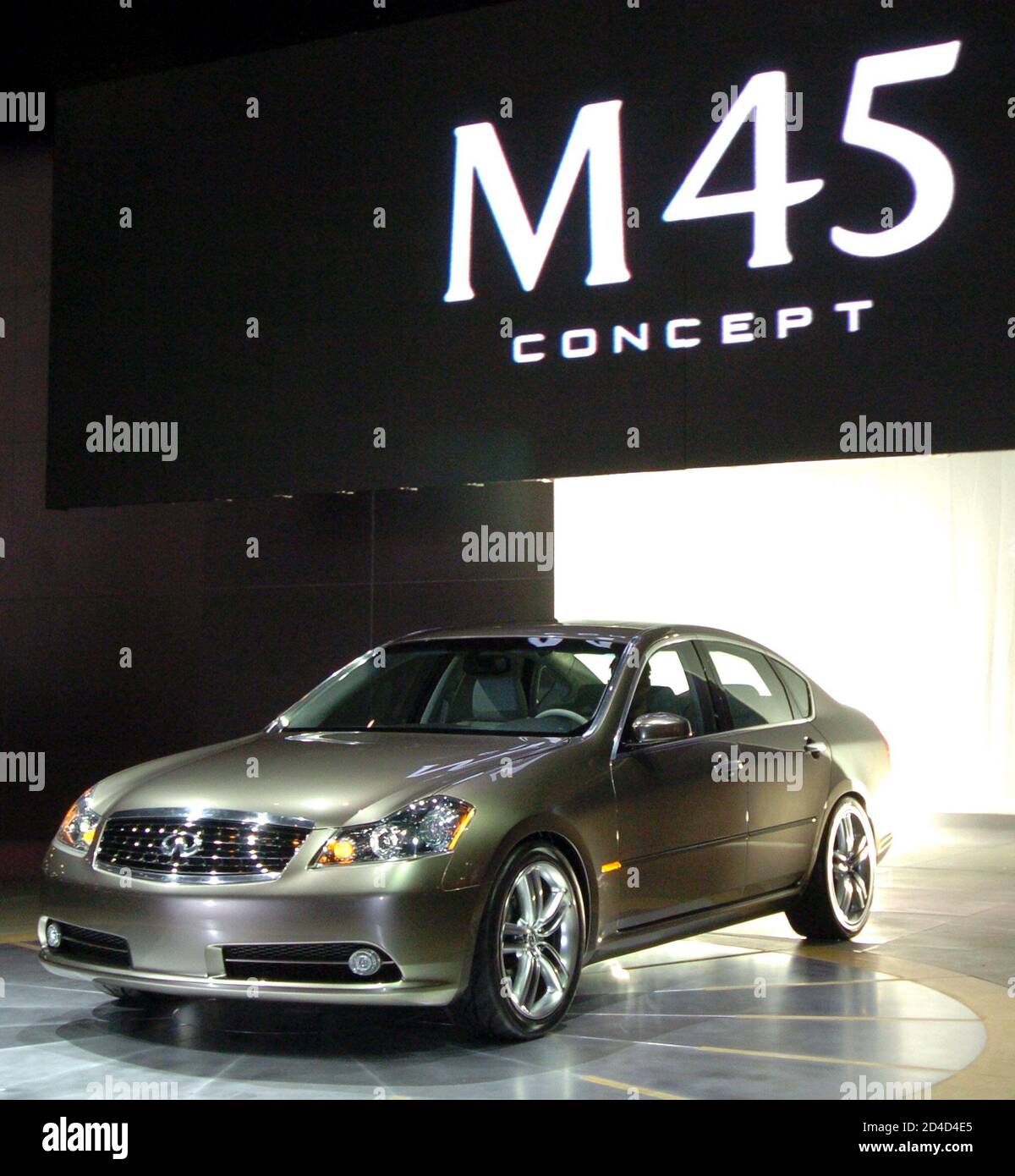 Infiniti unveils the 2005 M45 Concept vehicle at the 2004 New York International Auto Show April 8, 2004. The concept car has a 32-valve, 4.5 liter DOHC V8 engine producing 340 horesepower, active rear control suspension and a new Lane Departure Warning system. REUTERS/Henny Ray Abrams hra/SV Banque D'Images