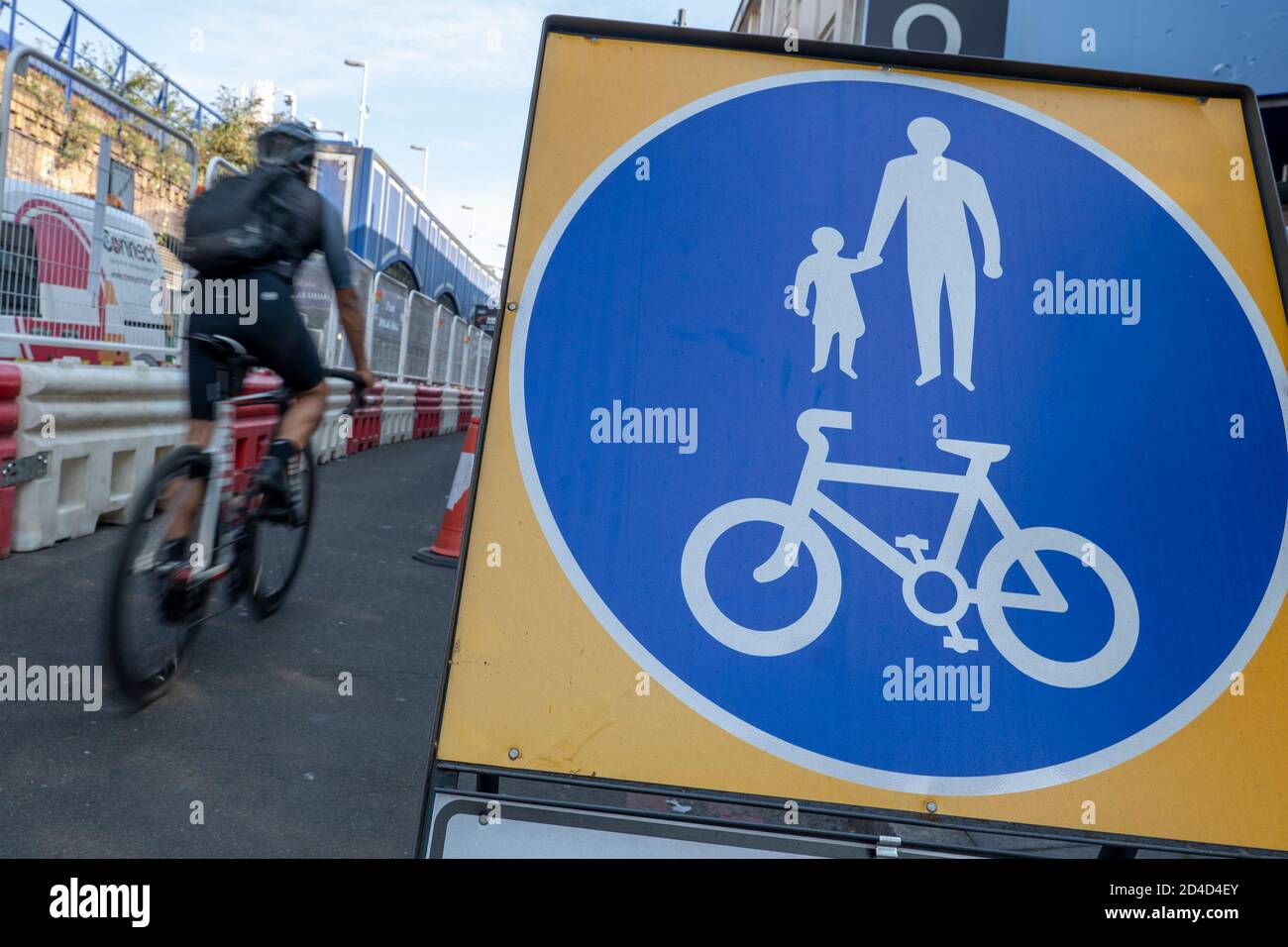 Des gens qui font du vélo sur la fermeture de l'Atlantic Road le 16 septembre 2020 à Brixton, au Royaume-Uni. Photo de Sam Mellish Banque D'Images