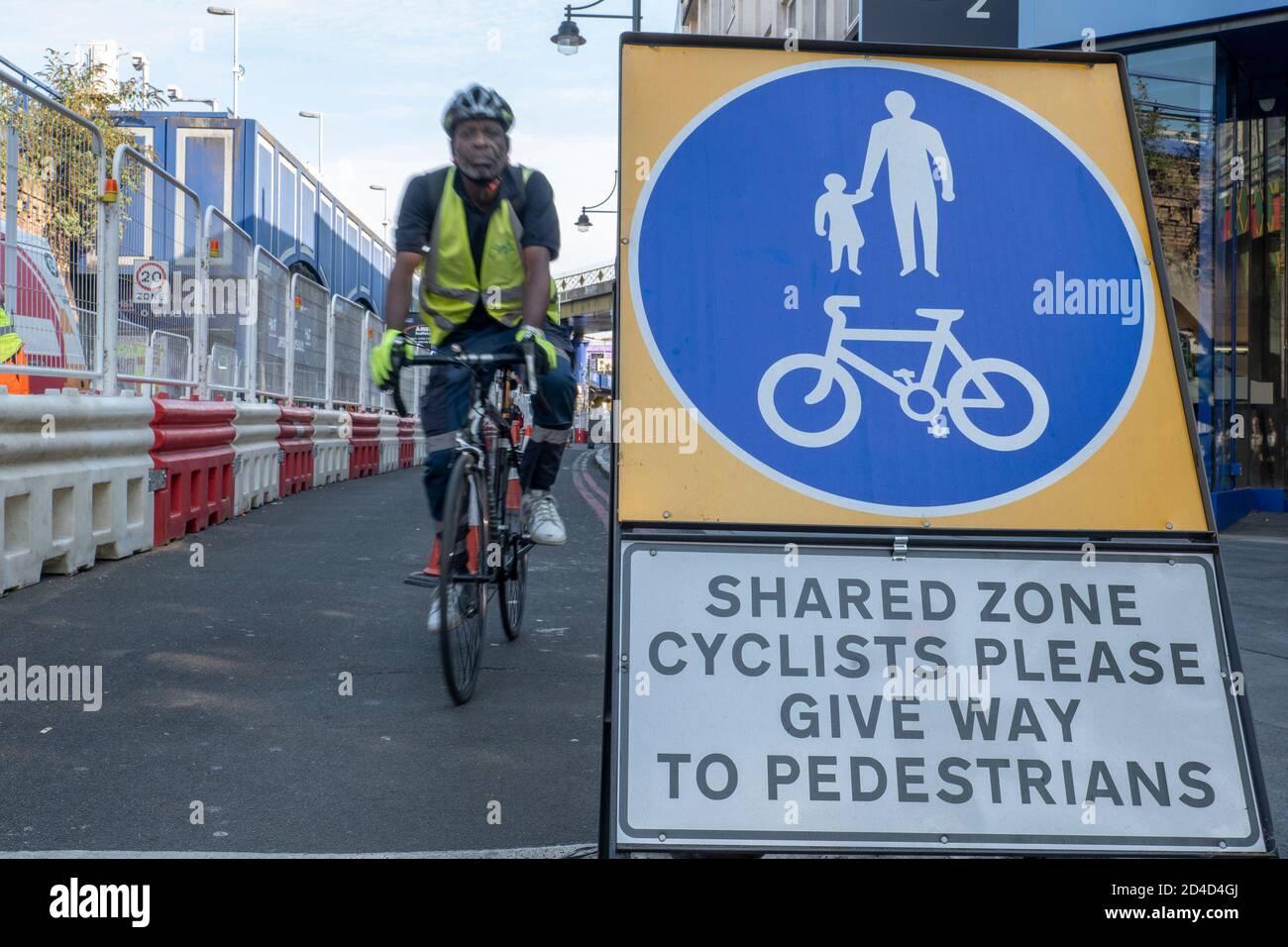 Des gens qui font du vélo sur la fermeture de l'Atlantic Road le 16 septembre 2020 à Brixton, au Royaume-Uni. Photo de Sam Mellish Banque D'Images
