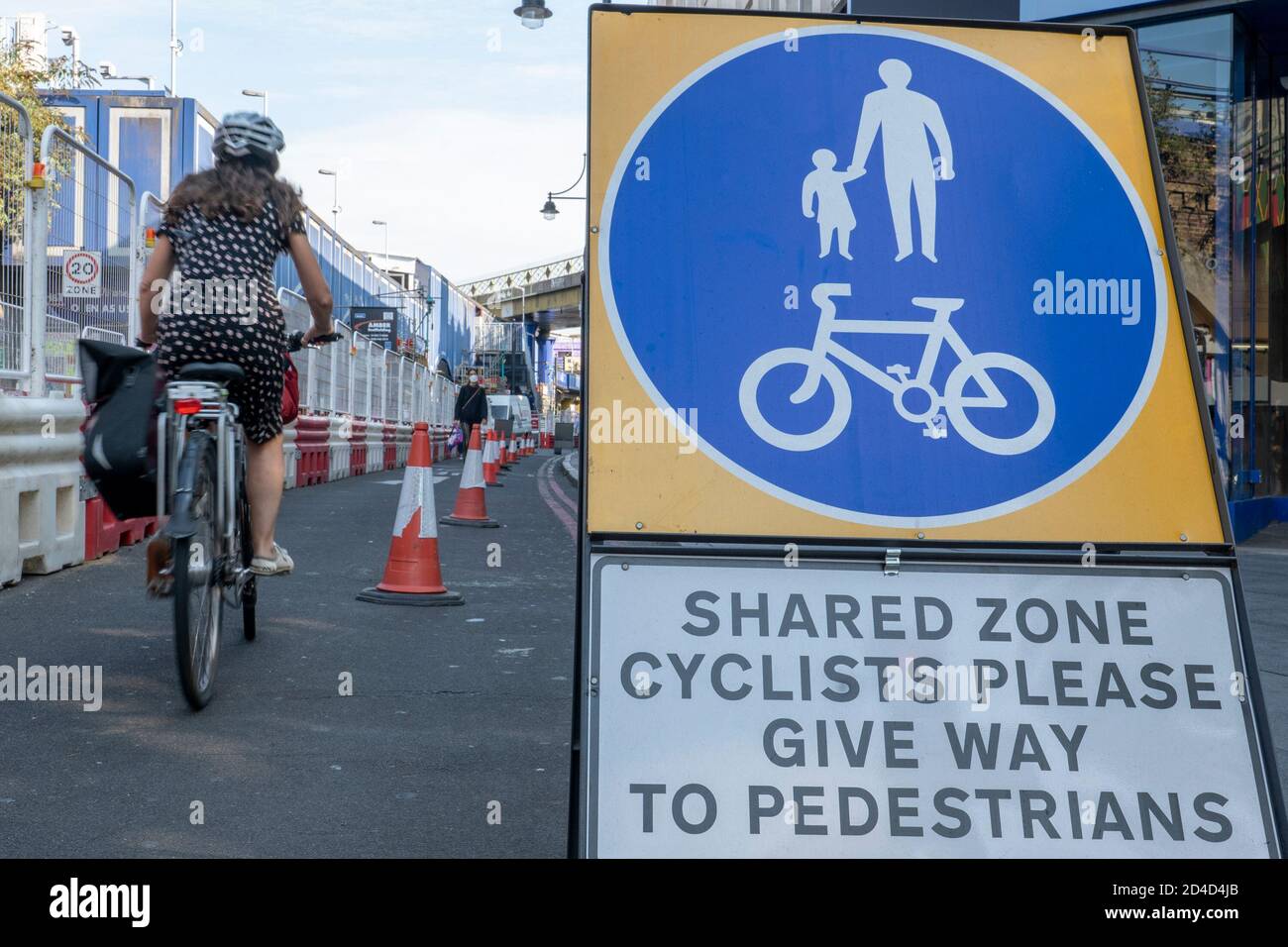 Des gens qui font du vélo sur la fermeture de l'Atlantic Road le 16 septembre 2020 à Brixton, au Royaume-Uni. Photo de Sam Mellish Banque D'Images