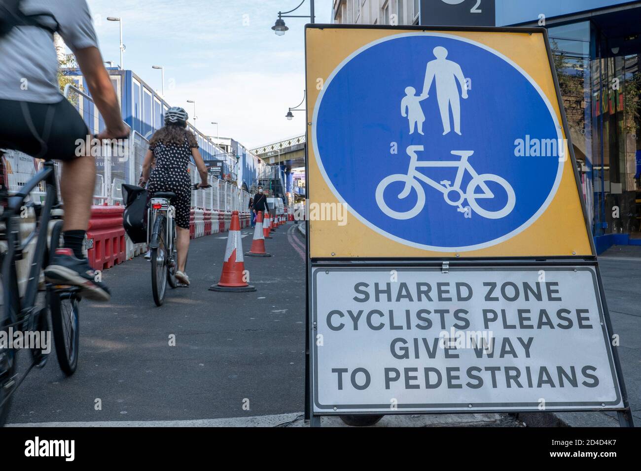 Des gens qui font du vélo sur la fermeture de l'Atlantic Road le 16 septembre 2020 à Brixton, au Royaume-Uni. Photo de Sam Mellish Banque D'Images