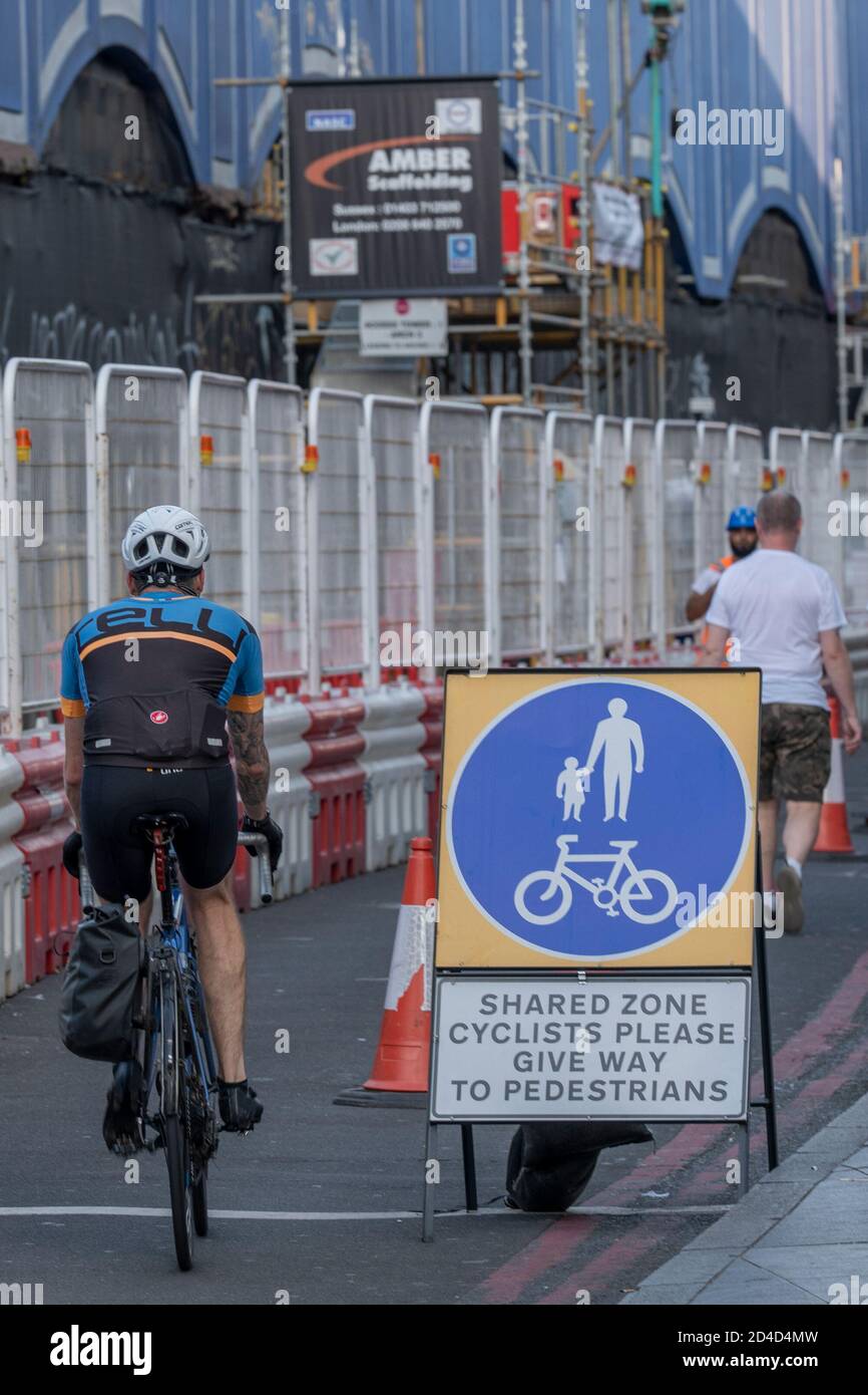 Des gens qui font du vélo sur la fermeture de l'Atlantic Road le 16 septembre 2020 à Brixton, au Royaume-Uni. Photo de Sam Mellish Banque D'Images
