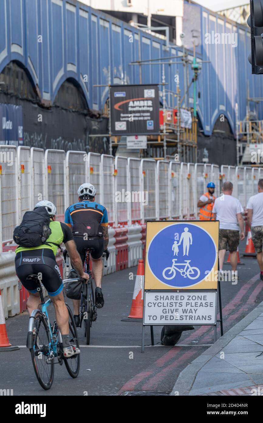 Des gens qui font du vélo sur la fermeture de l'Atlantic Road le 16 septembre 2020 à Brixton, au Royaume-Uni. Photo de Sam Mellish Banque D'Images