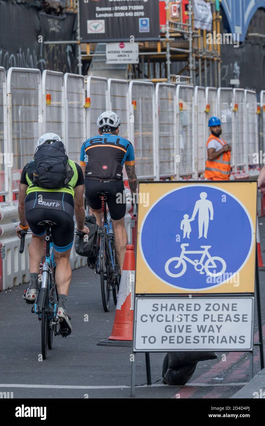 Des gens qui font du vélo sur la fermeture de l'Atlantic Road le 16 septembre 2020 à Brixton, au Royaume-Uni. Photo de Sam Mellish Banque D'Images