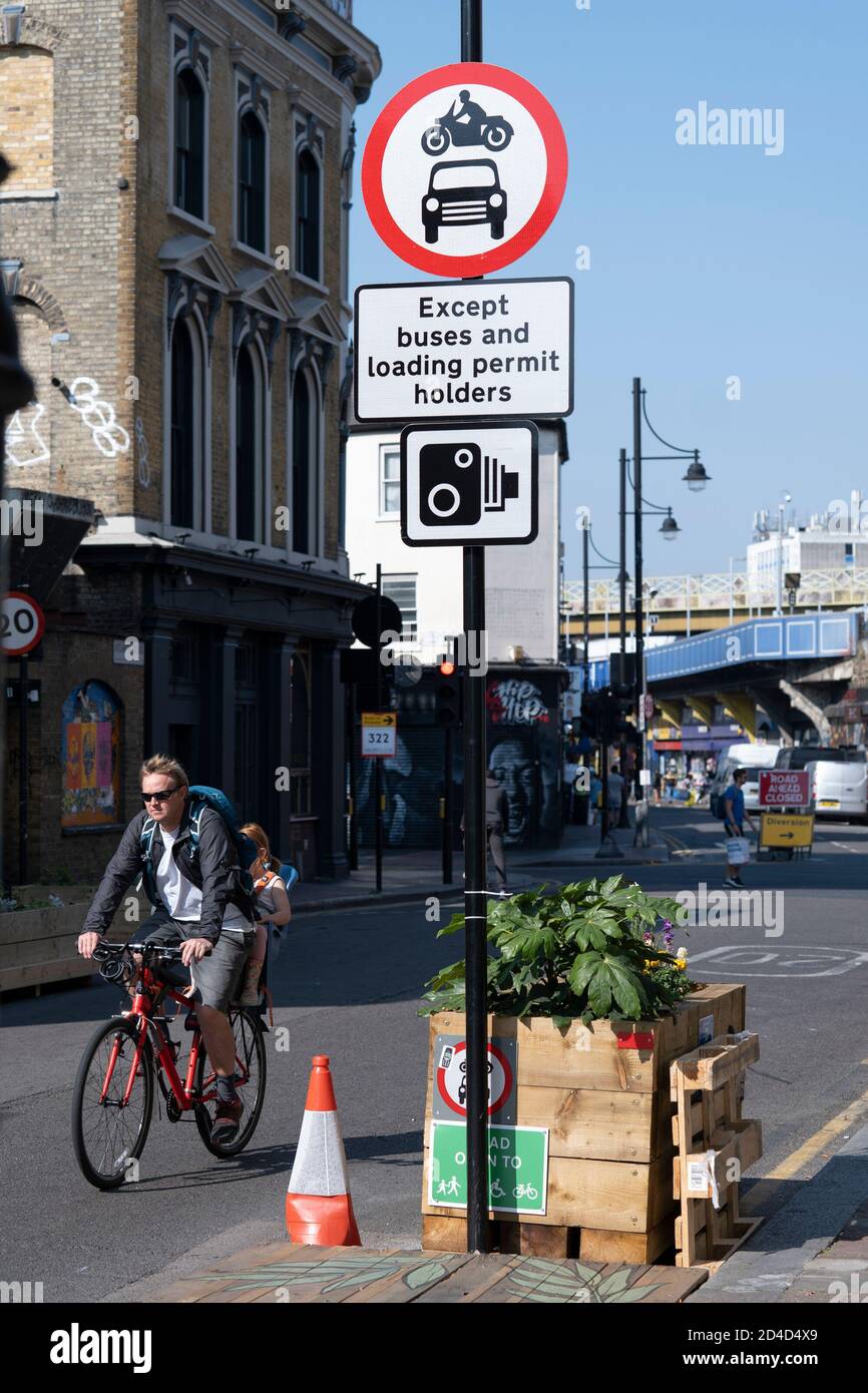 Des gens qui font du vélo sur la fermeture de l'Atlantic Road le 16 septembre 2020 à Brixton, au Royaume-Uni. Photo de Sam Mellish Banque D'Images