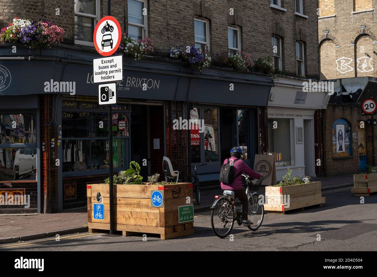 Des gens qui font du vélo sur la fermeture de l'Atlantic Road le 16 septembre 2020 à Brixton, au Royaume-Uni. Photo de Sam Mellish Banque D'Images