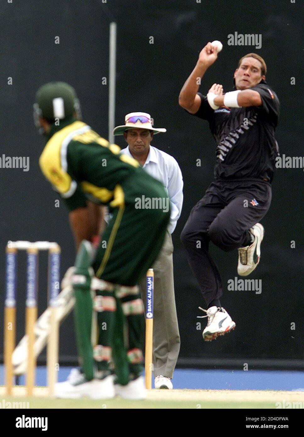 Daryl Tuffey (R), de Nouvelle-Zélande, lance une livraison au batteur pakistanais Taufeeq Umar, alors qu'Asoke de Silva, juge-arbitre sri-lankais, se lance lors d'un match de cricket d'une journée à Dambulla, au Sri Lanka, le 11 mai 2003. REUTERS/Anurudha Lokuhapuarachchi AL/CP Banque D'Images