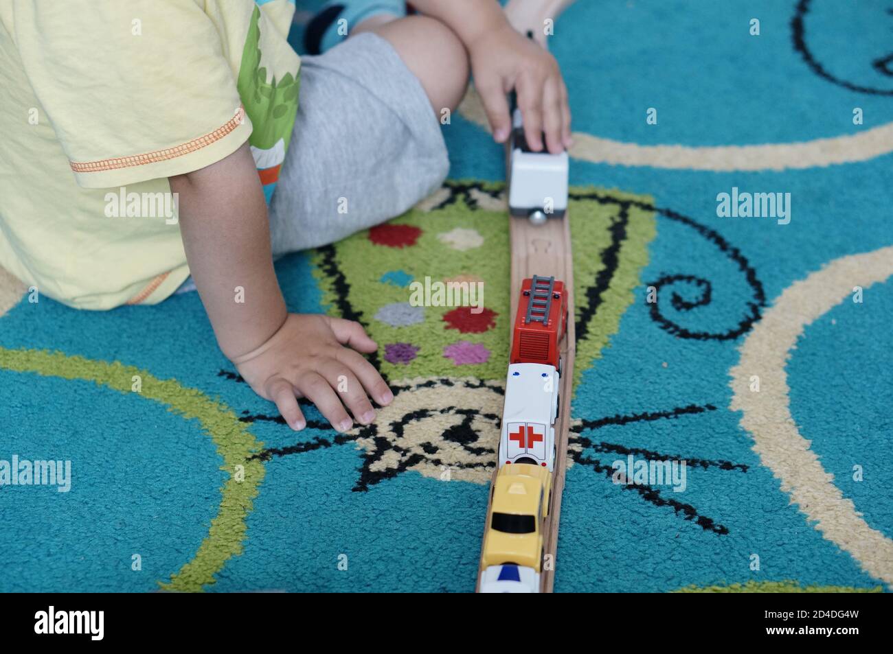Enfant jouant avec un jouet de train à vapeur Banque D'Images