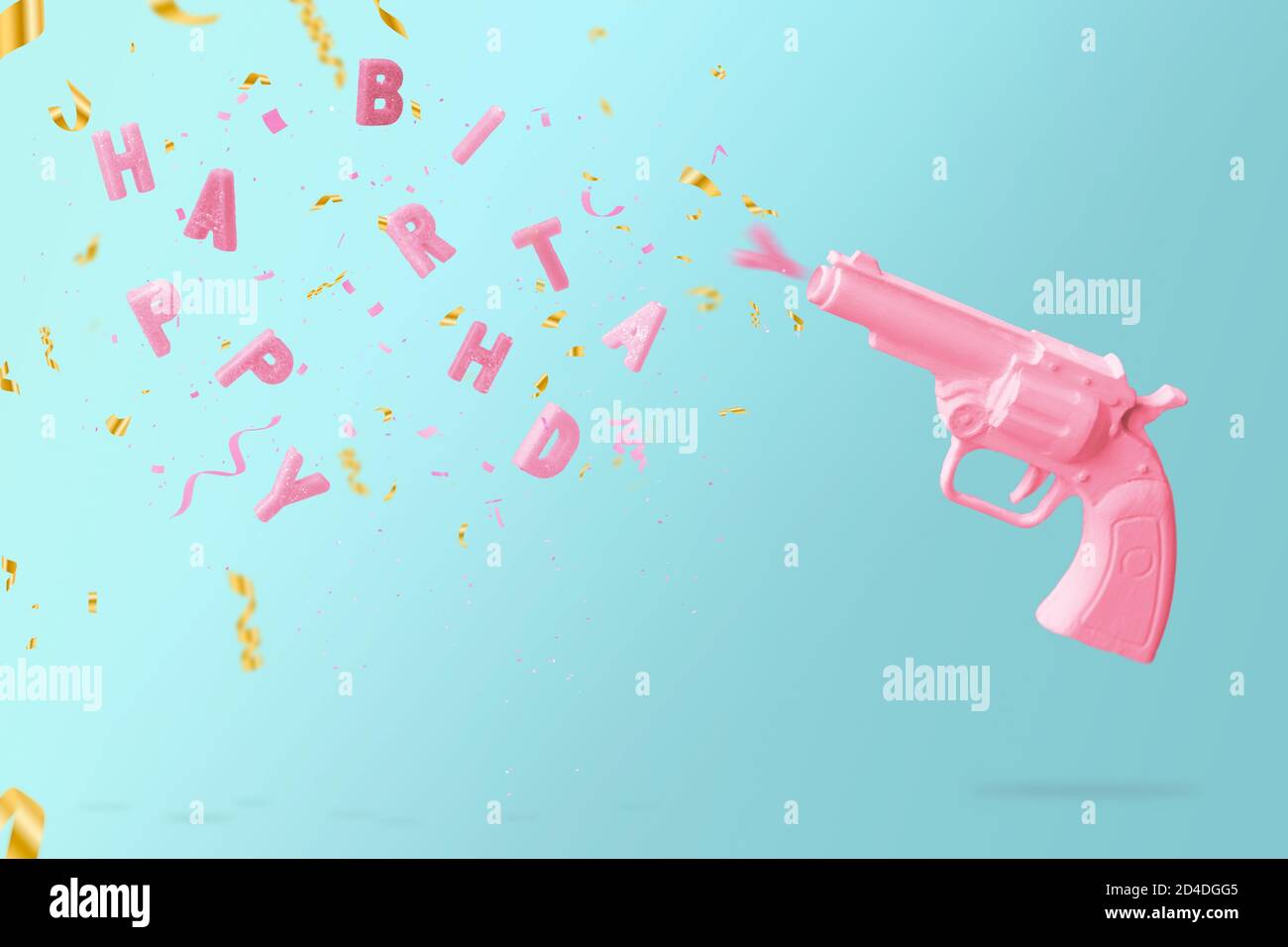 Bougie d'anniversaire de tir de canon rose et confetti colorés, sur fond bleu. Concept joyeux anniversaire avec espace copie Banque D'Images