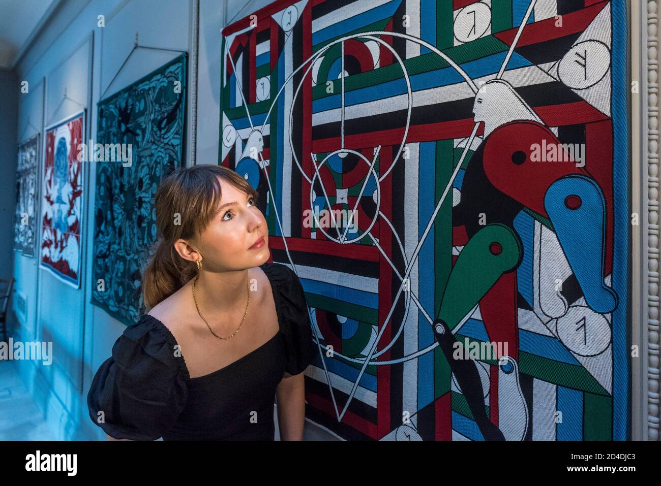 Londres, Royaume-Uni. 9 octobre 2020. Un membre du personnel voit une série de tentures de soie de Berke Yazicioglu, illustrant le Rite du printemps de Stravinsky, lors du lancement de la Maison des bandits à Mayfair – un nouvel espace d’art et de mode de la Fondation Sarabande. La Fondation, établie par feu Lee Alexander McQueen, soutient et promeut le talent créatif. Les œuvres d'une sélection des 100 artistes et designers que la Fondation a soutenu jusqu'à présent sont présentées dans ce nouveau magasin et galerie temporaire sur la rue Vigo, à côté du magasin Burberry Regent Street. L'ouverture coïncide avec la semaine de la Frise Banque D'Images