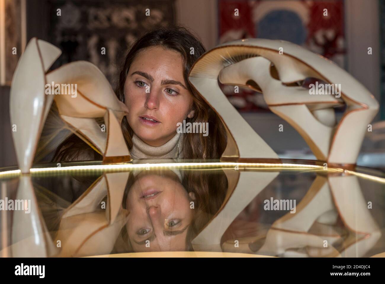 Londres, Royaume-Uni. 9 octobre 2020. Un membre du personnel voit des œuvres de Jimmy Junichi Sugiura, un designer de chaussures sculpturales, lors du lancement de la Maison des bandits à Mayfair – un nouvel espace d'art et de mode de la Fondation Sarabande. La Fondation, établie par feu Lee Alexander McQueen, soutient et promeut le talent créatif. Les œuvres d'une sélection des 100 artistes et designers que la Fondation a soutenu jusqu'à présent sont présentées dans ce nouveau magasin et galerie temporaire sur la rue Vigo, à côté du magasin Burberry Regent Street. L'ouverture coïncide avec la semaine de la Frise et se déroule jusqu'à Noël. CRED Banque D'Images