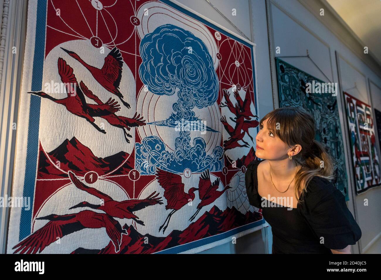 Londres, Royaume-Uni. 9 octobre 2020. Un membre du personnel voit une série de tentures de soie de Berke Yazicioglu, illustrant le Rite du printemps de Stravinsky, lors du lancement de la Maison des bandits à Mayfair – un nouvel espace d’art et de mode de la Fondation Sarabande. La Fondation, établie par feu Lee Alexander McQueen, soutient et promeut le talent créatif. Les œuvres d'une sélection des 100 artistes et designers que la Fondation a soutenu jusqu'à présent sont présentées dans ce nouveau magasin et galerie temporaire sur la rue Vigo, à côté du magasin Burberry Regent Street. L'ouverture coïncide avec la semaine de la Frise Banque D'Images