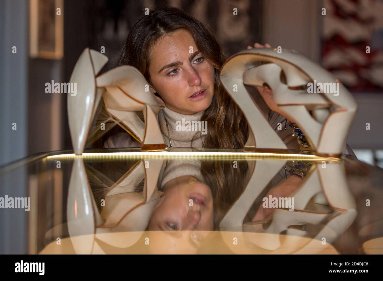 Londres, Royaume-Uni. 9 octobre 2020. Un membre du personnel voit des œuvres de Jimmy Junichi Sugiura, un designer de chaussures sculpturales, lors du lancement de la Maison des bandits à Mayfair – un nouvel espace d'art et de mode de la Fondation Sarabande. La Fondation, établie par feu Lee Alexander McQueen, soutient et promeut le talent créatif. Les œuvres d'une sélection des 100 artistes et designers que la Fondation a soutenu jusqu'à présent sont présentées dans ce nouveau magasin et galerie temporaire sur la rue Vigo, à côté du magasin Burberry Regent Street. L'ouverture coïncide avec la semaine de la Frise et se déroule jusqu'à Noël. CRED Banque D'Images