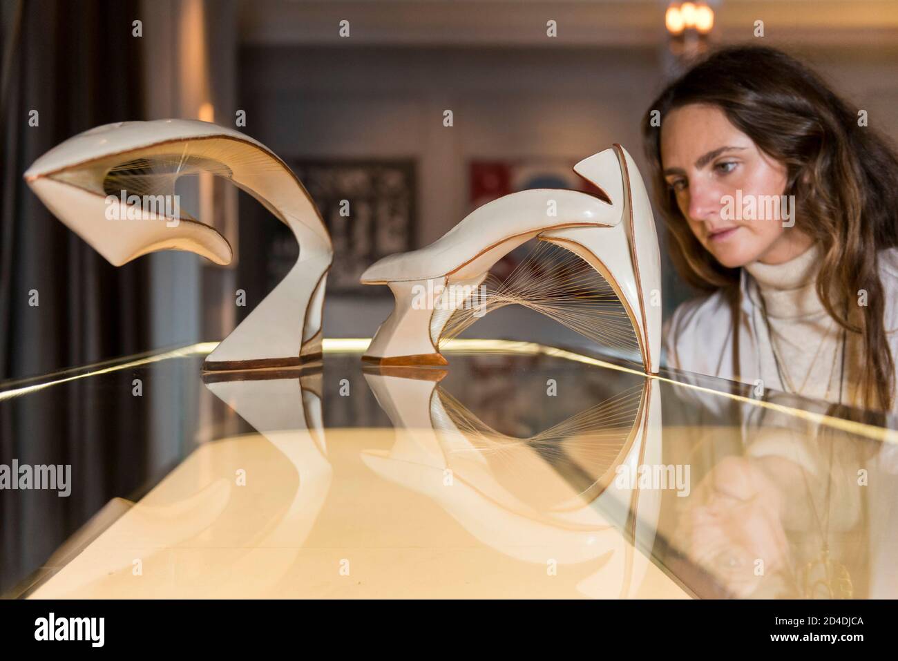 Londres, Royaume-Uni. 9 octobre 2020. Un membre du personnel voit des œuvres de Jimmy Junichi Sugiura, un designer de chaussures sculpturales, lors du lancement de la Maison des bandits à Mayfair – un nouvel espace d'art et de mode de la Fondation Sarabande. La Fondation, établie par feu Lee Alexander McQueen, soutient et promeut le talent créatif. Les œuvres d'une sélection des 100 artistes et designers que la Fondation a soutenu jusqu'à présent sont présentées dans ce nouveau magasin et galerie temporaire sur la rue Vigo, à côté du magasin Burberry Regent Street. L'ouverture coïncide avec la semaine de la Frise et se déroule jusqu'à Noël. CRED Banque D'Images