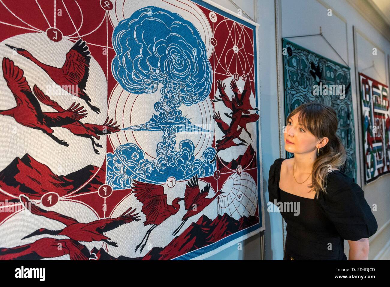 Londres, Royaume-Uni. 9 octobre 2020. Un membre du personnel voit une série de tentures de soie de Berke Yazicioglu, illustrant le Rite du printemps de Stravinsky, lors du lancement de la Maison des bandits à Mayfair – un nouvel espace d’art et de mode de la Fondation Sarabande. La Fondation, établie par feu Lee Alexander McQueen, soutient et promeut le talent créatif. Les œuvres d'une sélection des 100 artistes et designers que la Fondation a soutenu jusqu'à présent sont présentées dans ce nouveau magasin et galerie temporaire sur la rue Vigo, à côté du magasin Burberry Regent Street. L'ouverture coïncide avec la semaine de la Frise Banque D'Images