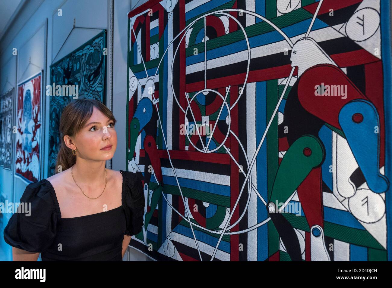 Londres, Royaume-Uni. 9 octobre 2020. Un membre du personnel voit une série de tentures de soie de Berke Yazicioglu, illustrant le Rite du printemps de Stravinsky, lors du lancement de la Maison des bandits à Mayfair – un nouvel espace d’art et de mode de la Fondation Sarabande. La Fondation, établie par feu Lee Alexander McQueen, soutient et promeut le talent créatif. Les œuvres d'une sélection des 100 artistes et designers que la Fondation a soutenu jusqu'à présent sont présentées dans ce nouveau magasin et galerie temporaire sur la rue Vigo, à côté du magasin Burberry Regent Street. L'ouverture coïncide avec la semaine de la Frise Banque D'Images