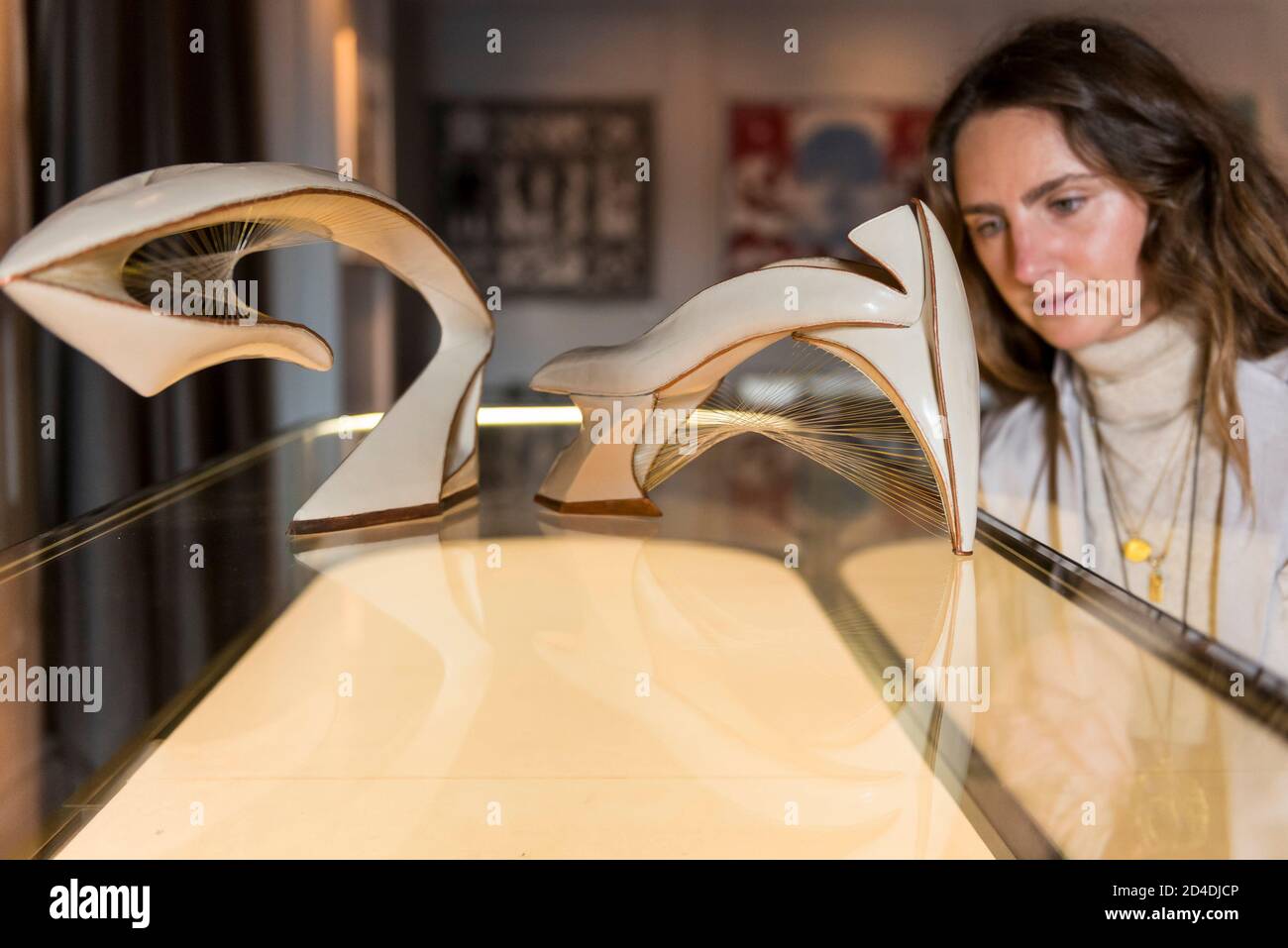 Londres, Royaume-Uni. 9 octobre 2020. Un membre du personnel voit des œuvres de Jimmy Junichi Sugiura, un designer de chaussures sculpturales, lors du lancement de la Maison des bandits à Mayfair – un nouvel espace d'art et de mode de la Fondation Sarabande. La Fondation, établie par feu Lee Alexander McQueen, soutient et promeut le talent créatif. Les œuvres d'une sélection des 100 artistes et designers que la Fondation a soutenu jusqu'à présent sont présentées dans ce nouveau magasin et galerie temporaire sur la rue Vigo, à côté du magasin Burberry Regent Street. L'ouverture coïncide avec la semaine de la Frise et se déroule jusqu'à Noël. CRED Banque D'Images