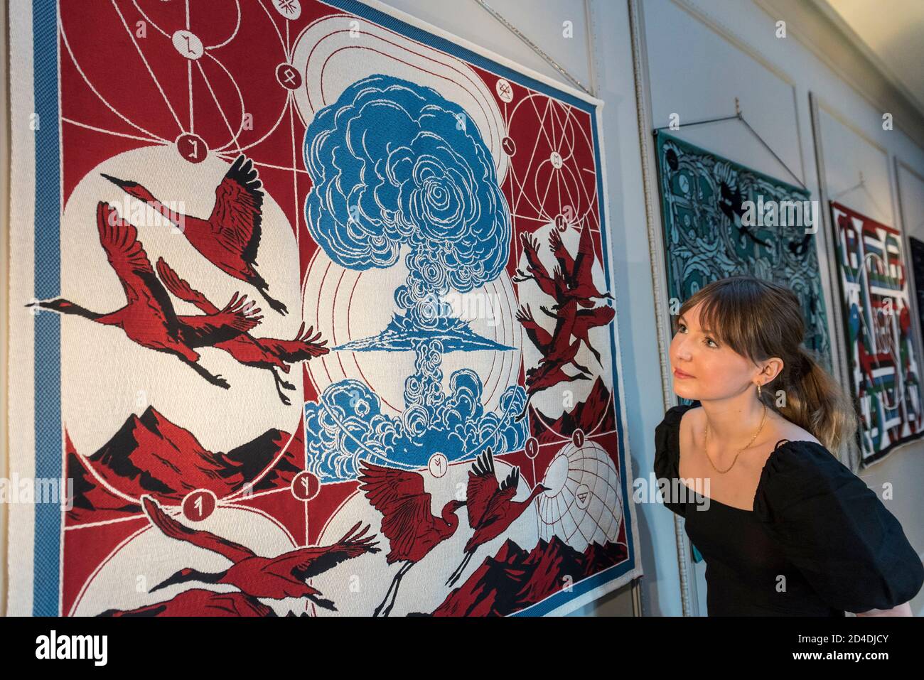 Londres, Royaume-Uni. 9 octobre 2020. Un membre du personnel voit une série de tentures de soie de Berke Yazicioglu, illustrant le Rite du printemps de Stravinsky, lors du lancement de la Maison des bandits à Mayfair – un nouvel espace d’art et de mode de la Fondation Sarabande. La Fondation, établie par feu Lee Alexander McQueen, soutient et promeut le talent créatif. Les œuvres d'une sélection des 100 artistes et designers que la Fondation a soutenu jusqu'à présent sont présentées dans ce nouveau magasin et galerie temporaire sur la rue Vigo, à côté du magasin Burberry Regent Street. L'ouverture coïncide avec la semaine de la Frise Banque D'Images