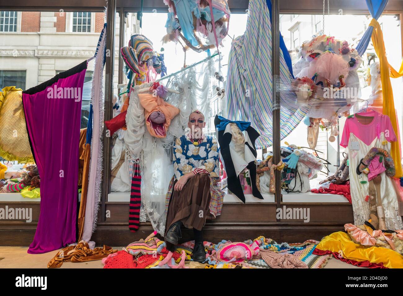 Londres, Royaume-Uni. 9 octobre 2020. Joshua Beaty, un artiste d'installation, pose avec ses œuvres au lancement de la Maison des bandits à Mayfair – un nouvel espace d'art et de mode par la Fondation Sarabande. La Fondation, établie par feu Lee Alexander McQueen, soutient et promeut le talent créatif. Les œuvres d'une sélection des 100 artistes et designers que la Fondation a soutenu jusqu'à présent sont présentées dans ce nouveau magasin et galerie temporaire sur la rue Vigo, à côté du magasin Burberry Regent Street. L'ouverture coïncide avec la semaine de la Frise et se déroule jusqu'à Noël. Crédit: Stephen Chung / Al Banque D'Images