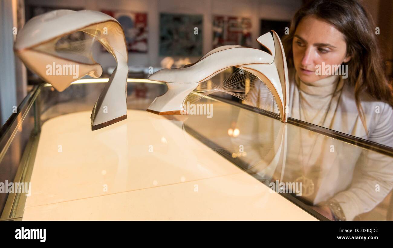 Londres, Royaume-Uni. 9 octobre 2020. Un membre du personnel voit des œuvres de Jimmy Junichi Sugiura, un designer de chaussures sculpturales, lors du lancement de la Maison des bandits à Mayfair – un nouvel espace d'art et de mode de la Fondation Sarabande. La Fondation, établie par feu Lee Alexander McQueen, soutient et promeut le talent créatif. Les œuvres d'une sélection des 100 artistes et designers que la Fondation a soutenu jusqu'à présent sont présentées dans ce nouveau magasin et galerie temporaire sur la rue Vigo, à côté du magasin Burberry Regent Street. L'ouverture coïncide avec la semaine de la Frise et se déroule jusqu'à Noël. CRED Banque D'Images