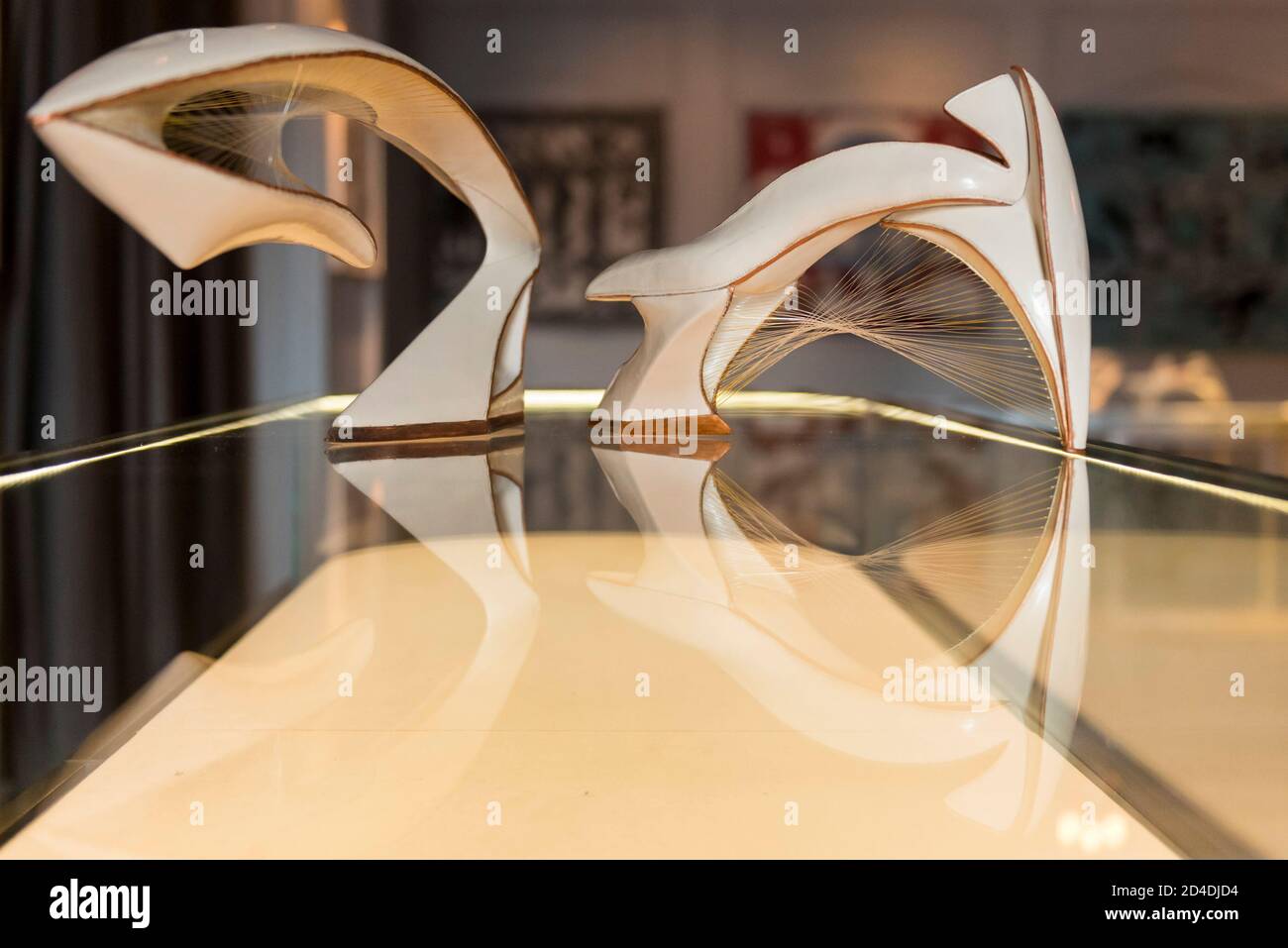 Londres, Royaume-Uni. 9 octobre 2020. Œuvres de Jimmy Junichi Sugiura, designer de chaussures sculpturales, lors du lancement de la Maison des bandits à Mayfair – un nouvel espace d'art et de mode de la Fondation Sarabande. La Fondation, établie par feu Lee Alexander McQueen, soutient et promeut le talent créatif. Les œuvres d'une sélection des 100 artistes et designers que la Fondation a soutenu jusqu'à présent sont présentées dans ce nouveau magasin et galerie temporaire sur la rue Vigo, à côté du magasin Burberry Regent Street. L'ouverture coïncide avec la semaine de la Frise et se déroule jusqu'à Noël. Crédit: Stephen Chung / A Banque D'Images