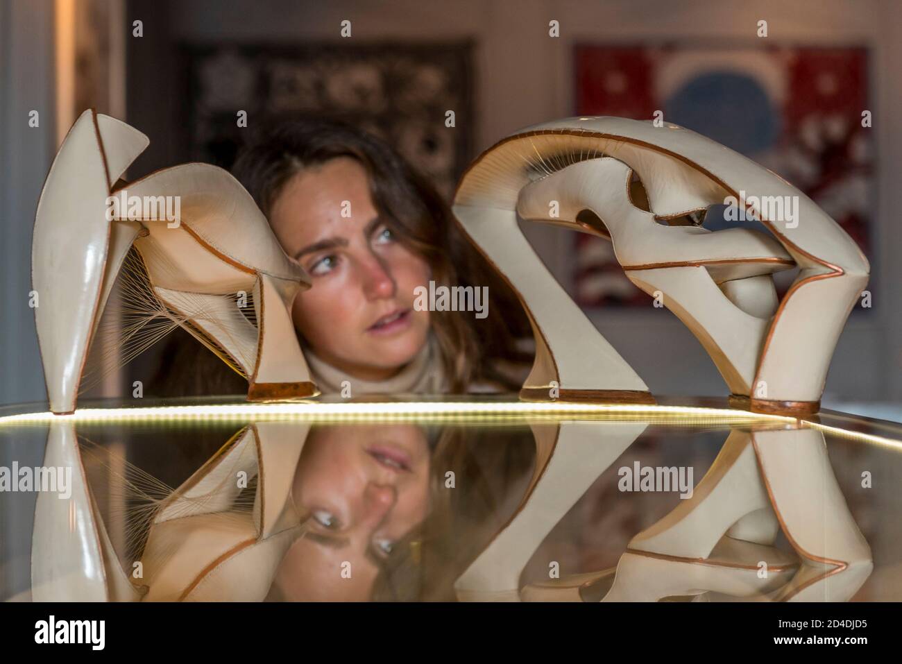 Londres, Royaume-Uni. 9 octobre 2020. Un membre du personnel voit des œuvres de Jimmy Junichi Sugiura, un designer de chaussures sculpturales, lors du lancement de la Maison des bandits à Mayfair – un nouvel espace d'art et de mode de la Fondation Sarabande. La Fondation, établie par feu Lee Alexander McQueen, soutient et promeut le talent créatif. Les œuvres d'une sélection des 100 artistes et designers que la Fondation a soutenu jusqu'à présent sont présentées dans ce nouveau magasin et galerie temporaire sur la rue Vigo, à côté du magasin Burberry Regent Street. L'ouverture coïncide avec la semaine de la Frise et se déroule jusqu'à Noël. CRED Banque D'Images