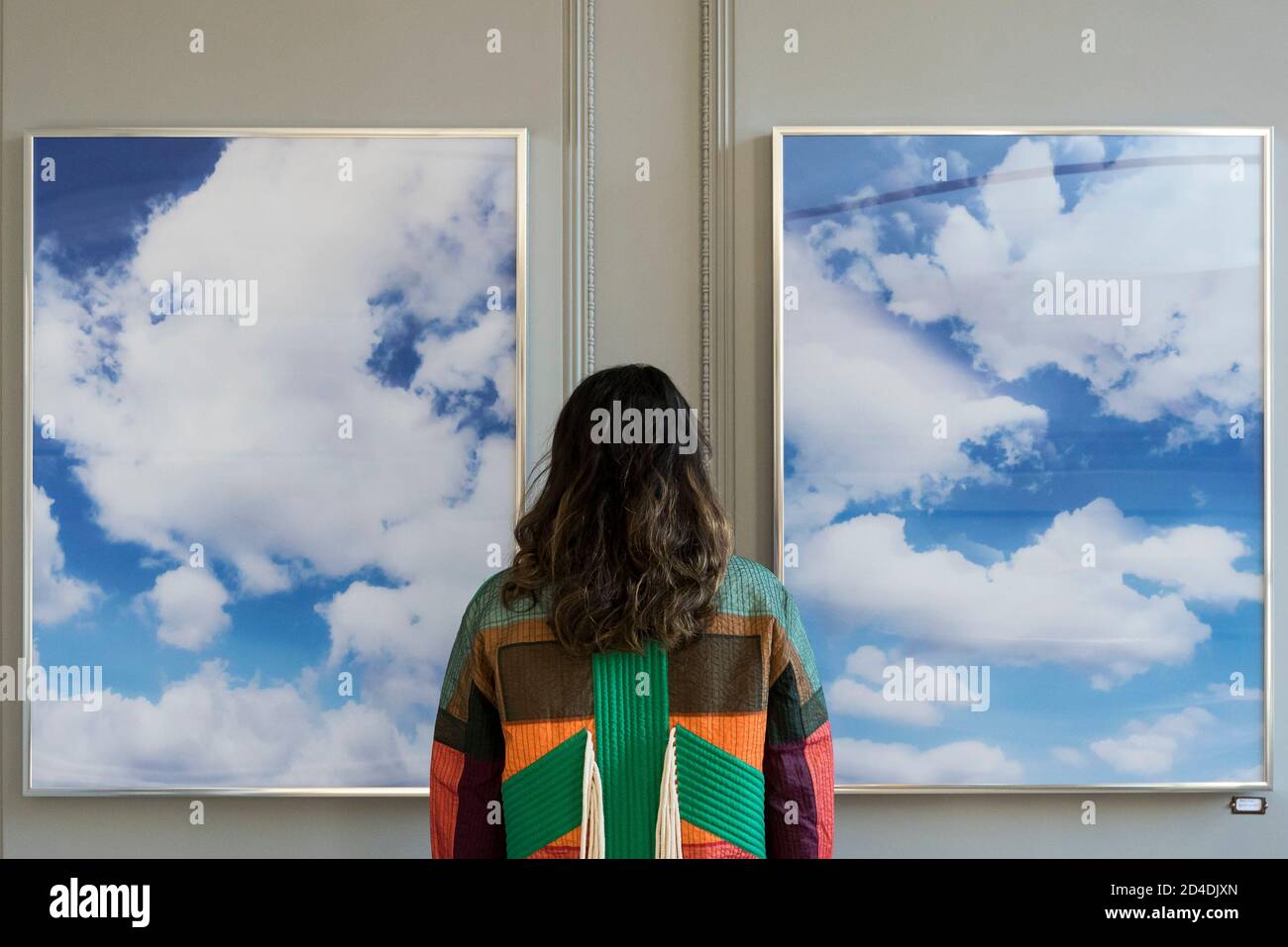 Londres, Royaume-Uni. 9 octobre 2020. Un membre du personnel voit des œuvres de Mimi Hope lors du lancement de la Maison des bandits à Mayfair – un nouvel espace d'art et de mode de la Fondation Sarabande. La Fondation, établie par feu Lee Alexander McQueen, soutient et promeut le talent créatif. Les œuvres d'une sélection des 100 artistes et designers que la Fondation a soutenu jusqu'à présent sont présentées dans ce nouveau magasin et galerie temporaire sur la rue Vigo, à côté du magasin Burberry Regent Street. L'ouverture coïncide avec la semaine de la Frise et se déroule jusqu'à Noël. Credit: Stephen Chung / Alamy Live News Banque D'Images