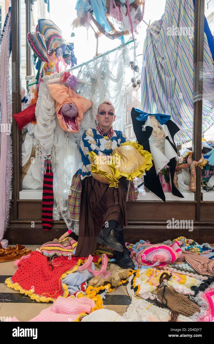 Londres, Royaume-Uni. 9 octobre 2020. Joshua Beaty, un artiste d'installation, pose avec ses œuvres au lancement de la Maison des bandits à Mayfair – un nouvel espace d'art et de mode par la Fondation Sarabande. La Fondation, établie par feu Lee Alexander McQueen, soutient et promeut le talent créatif. Les œuvres d'une sélection des 100 artistes et designers que la Fondation a soutenu jusqu'à présent sont présentées dans ce nouveau magasin et galerie temporaire sur la rue Vigo, à côté du magasin Burberry Regent Street. L'ouverture coïncide avec la semaine de la Frise et se déroule jusqu'à Noël. Crédit: Stephen Chung / Al Banque D'Images